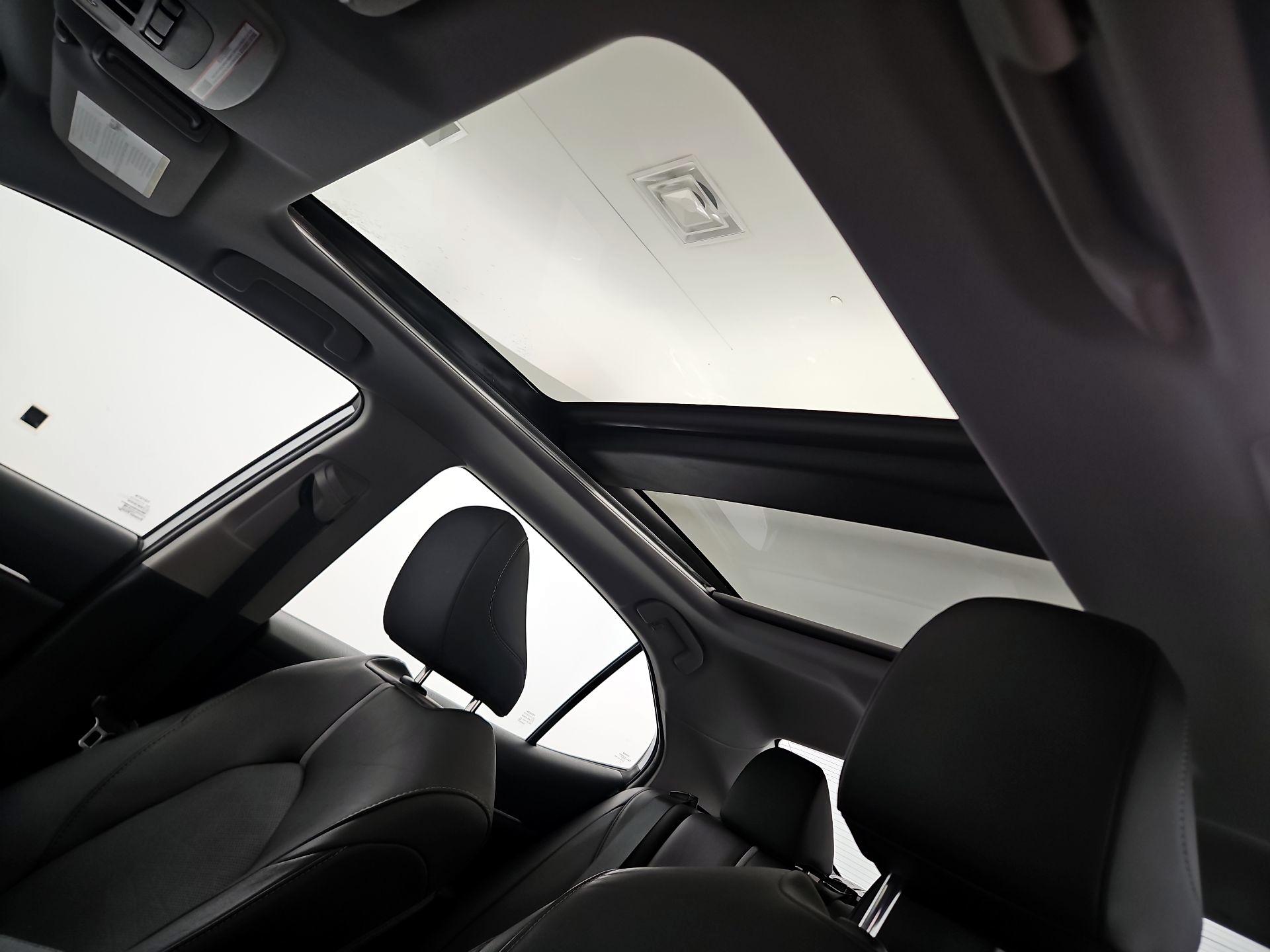 Thumbnail: 2019 Toyota Camry - 18