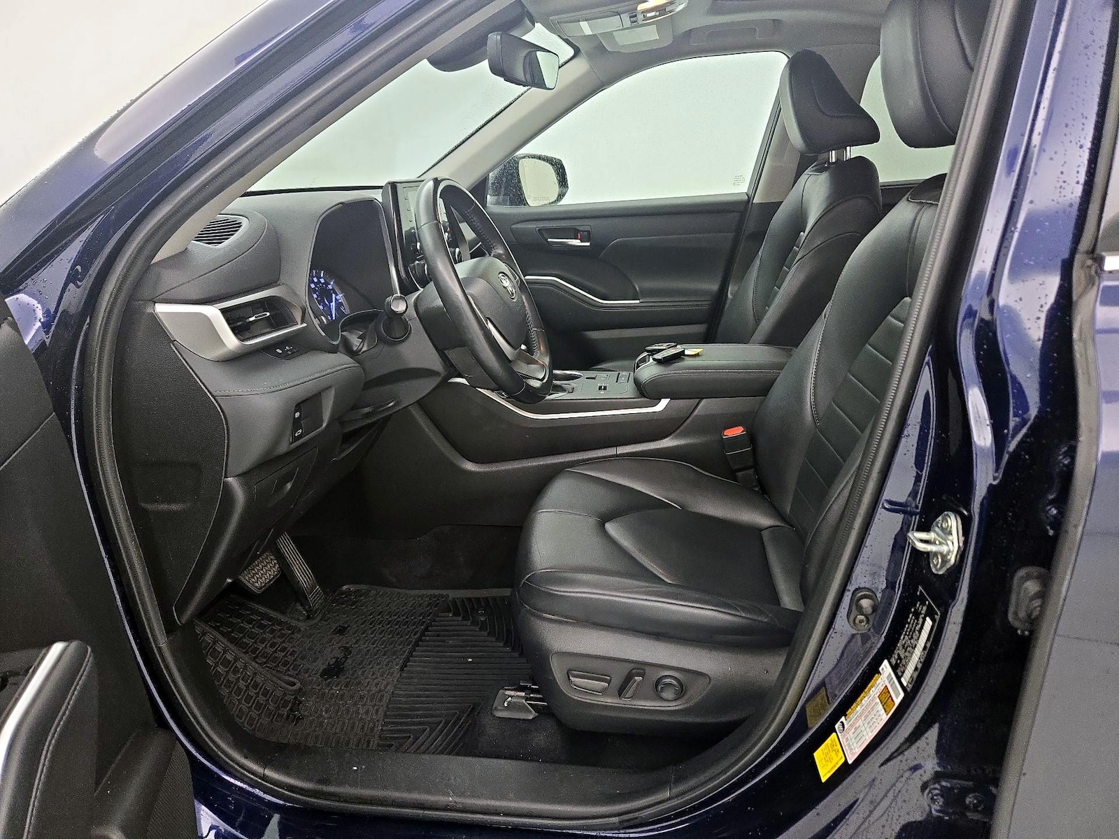 2022 Toyota Highlander XLE - Photo 12