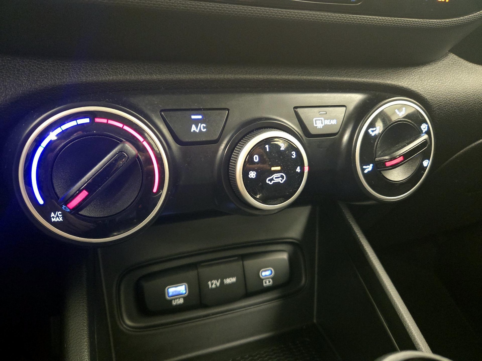 2024 Hyundai Venue SE - Photo 17