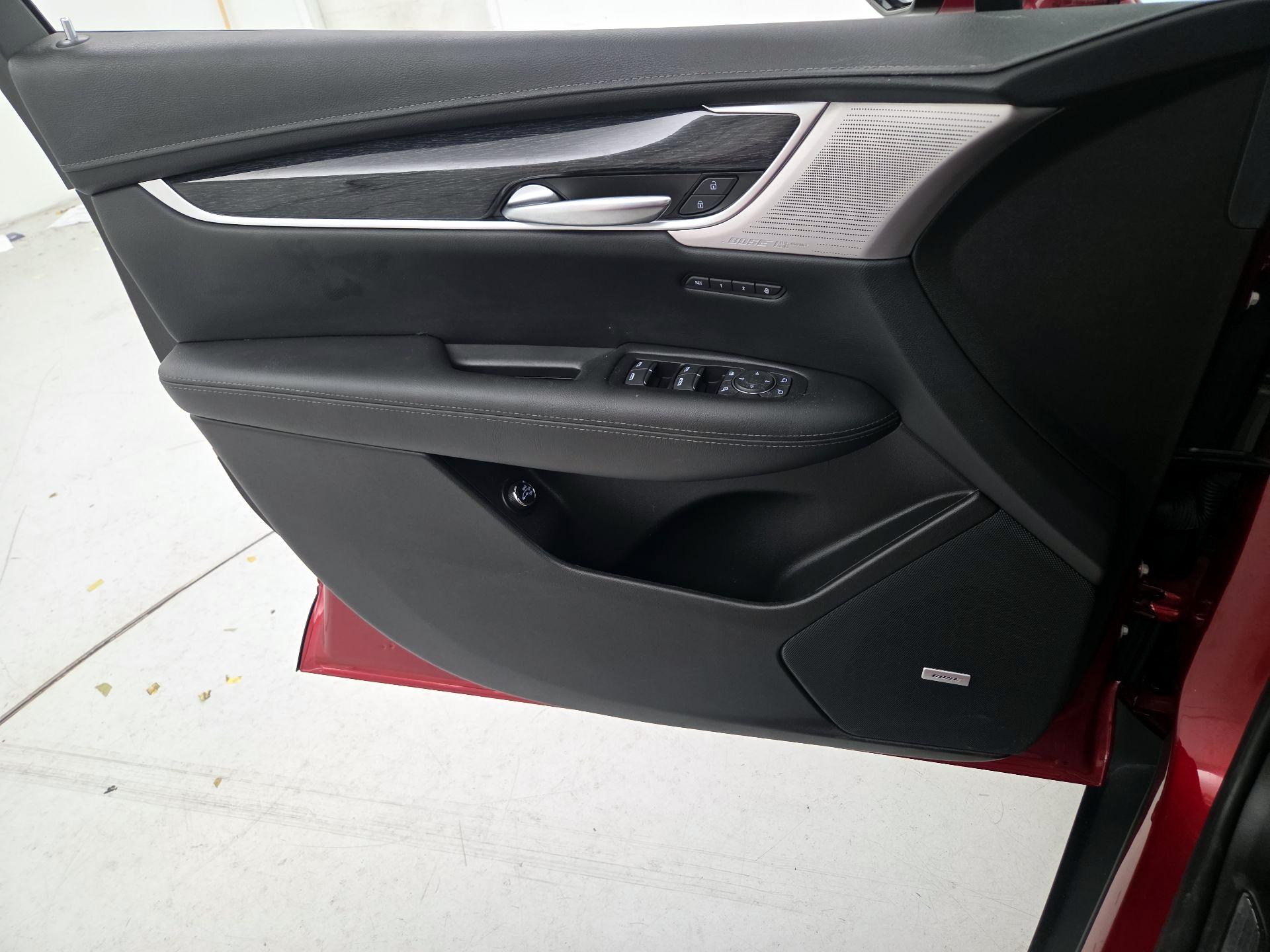 Thumbnail: 2023 Cadillac XT5 - 10