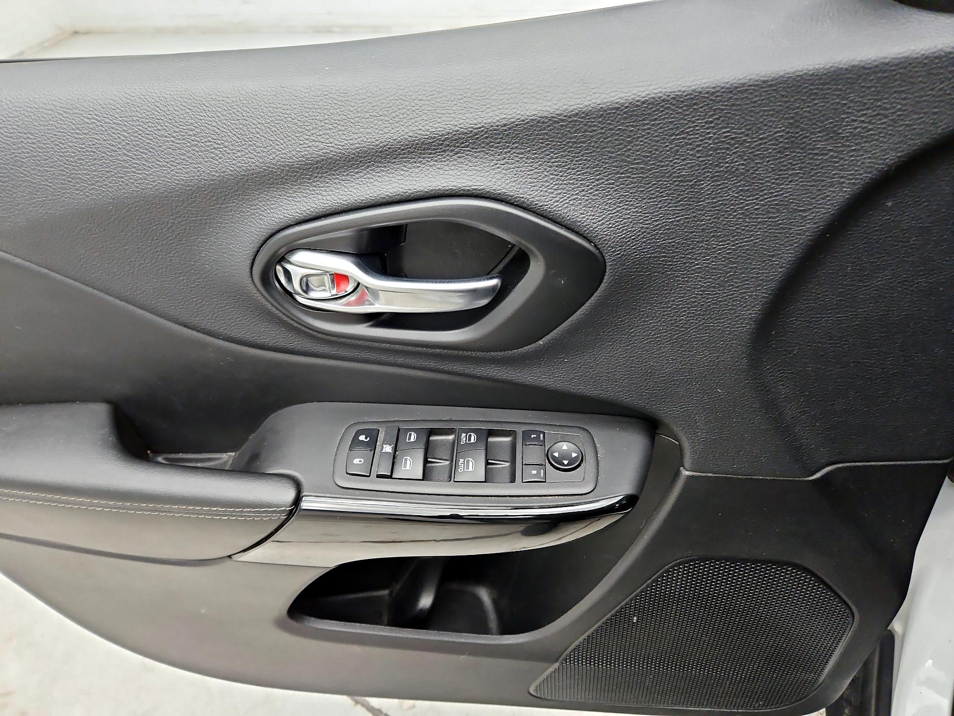 Thumbnail: 2023 Jeep Cherokee - 10