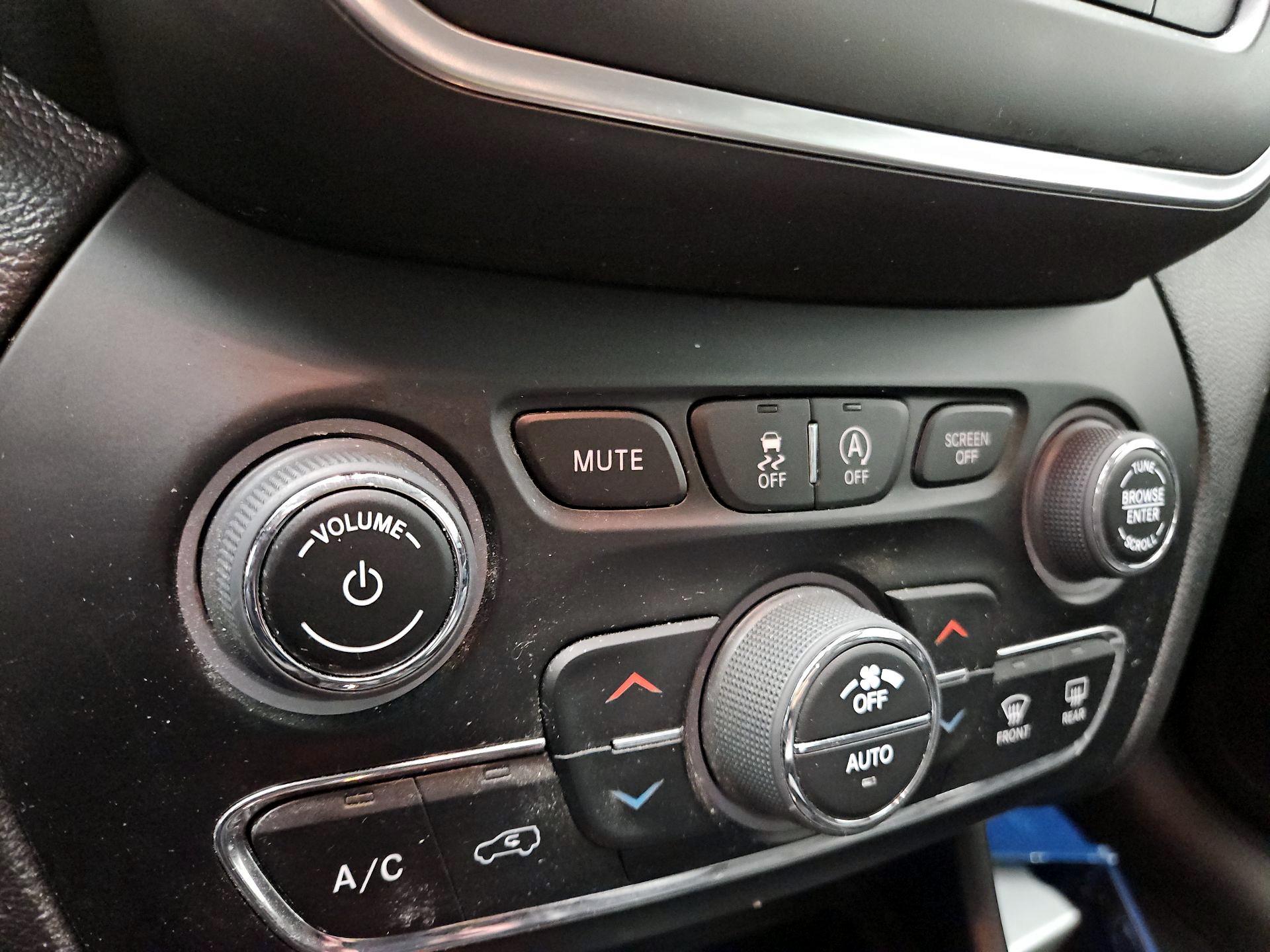 Thumbnail: 2023 Jeep Cherokee - 14