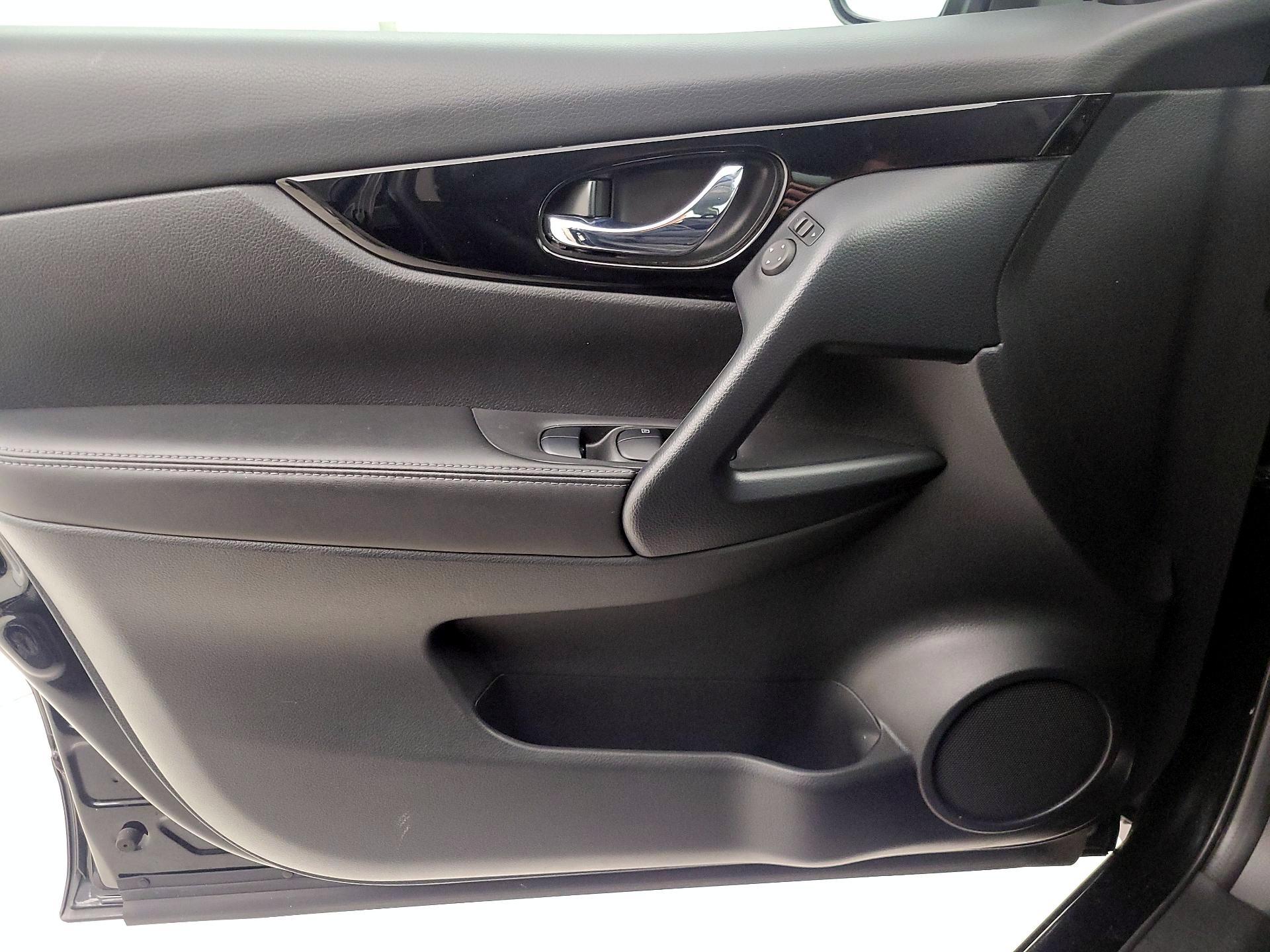 Thumbnail: 2022 Nissan Rogue Sport - 10