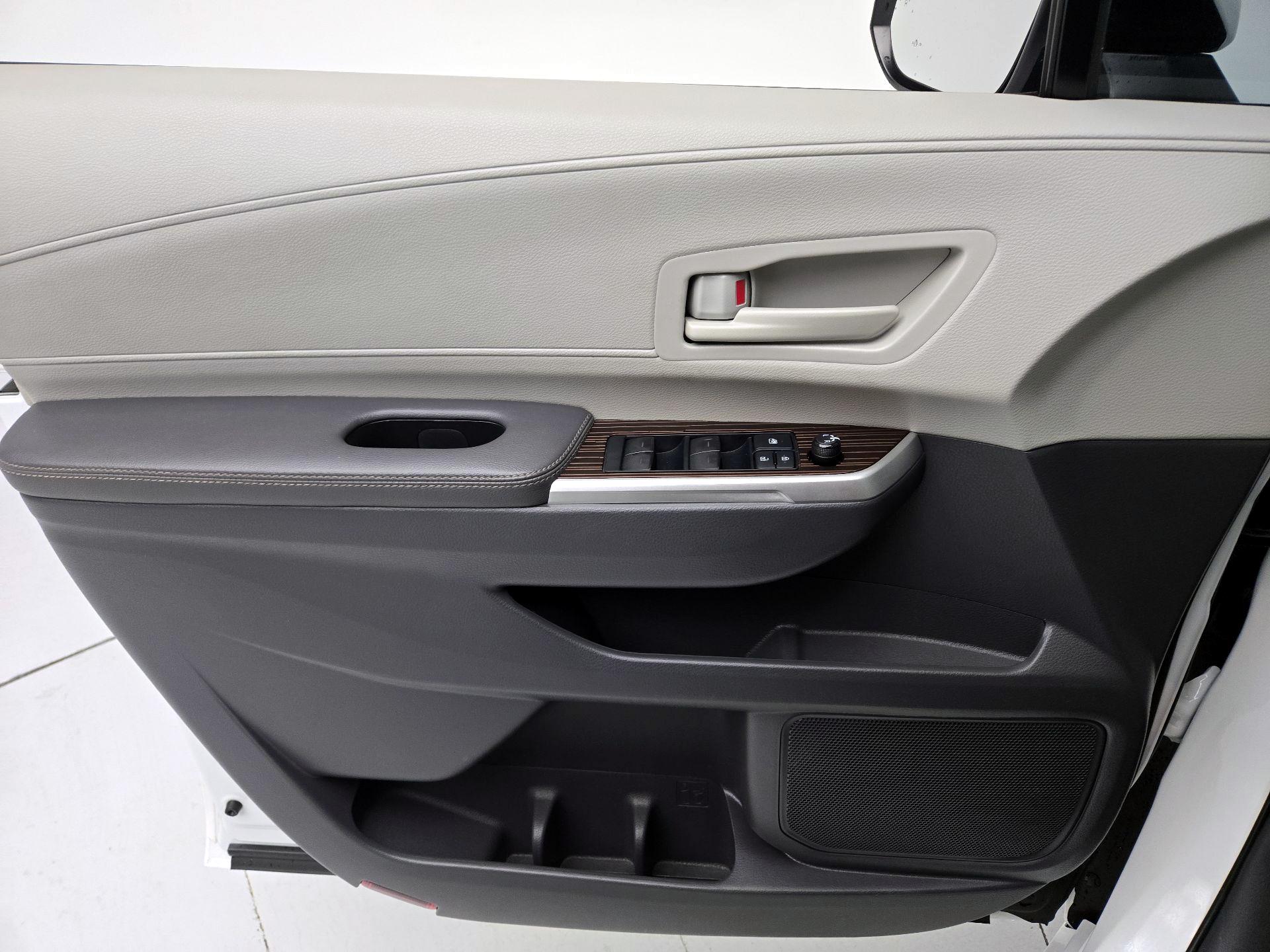 Thumbnail: 2021 Toyota Sienna - 12