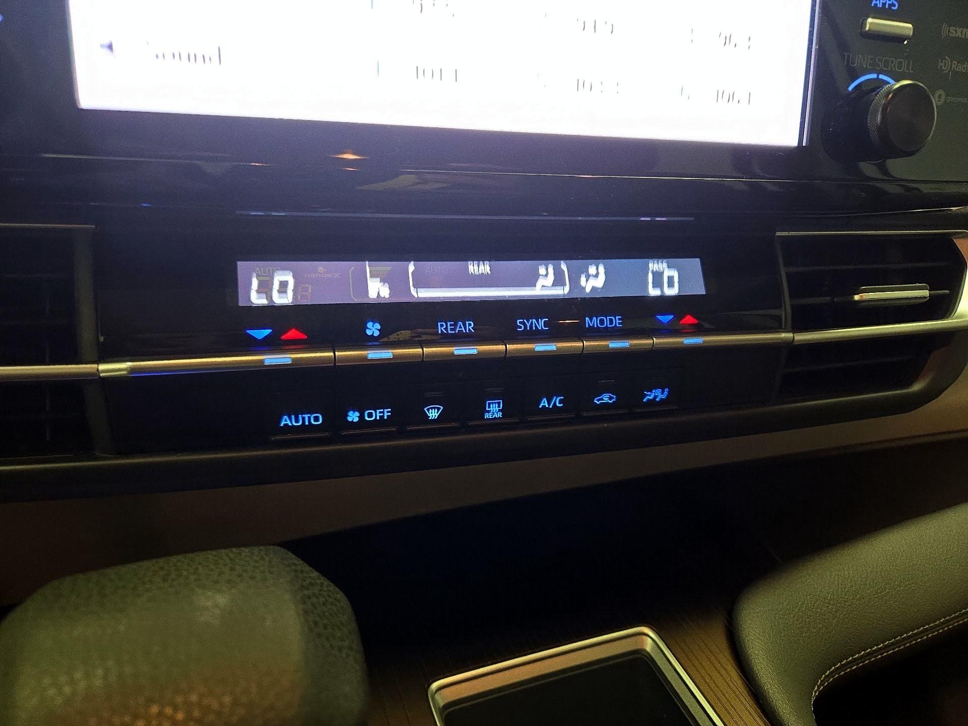 Thumbnail: 2021 Toyota Sienna - 16