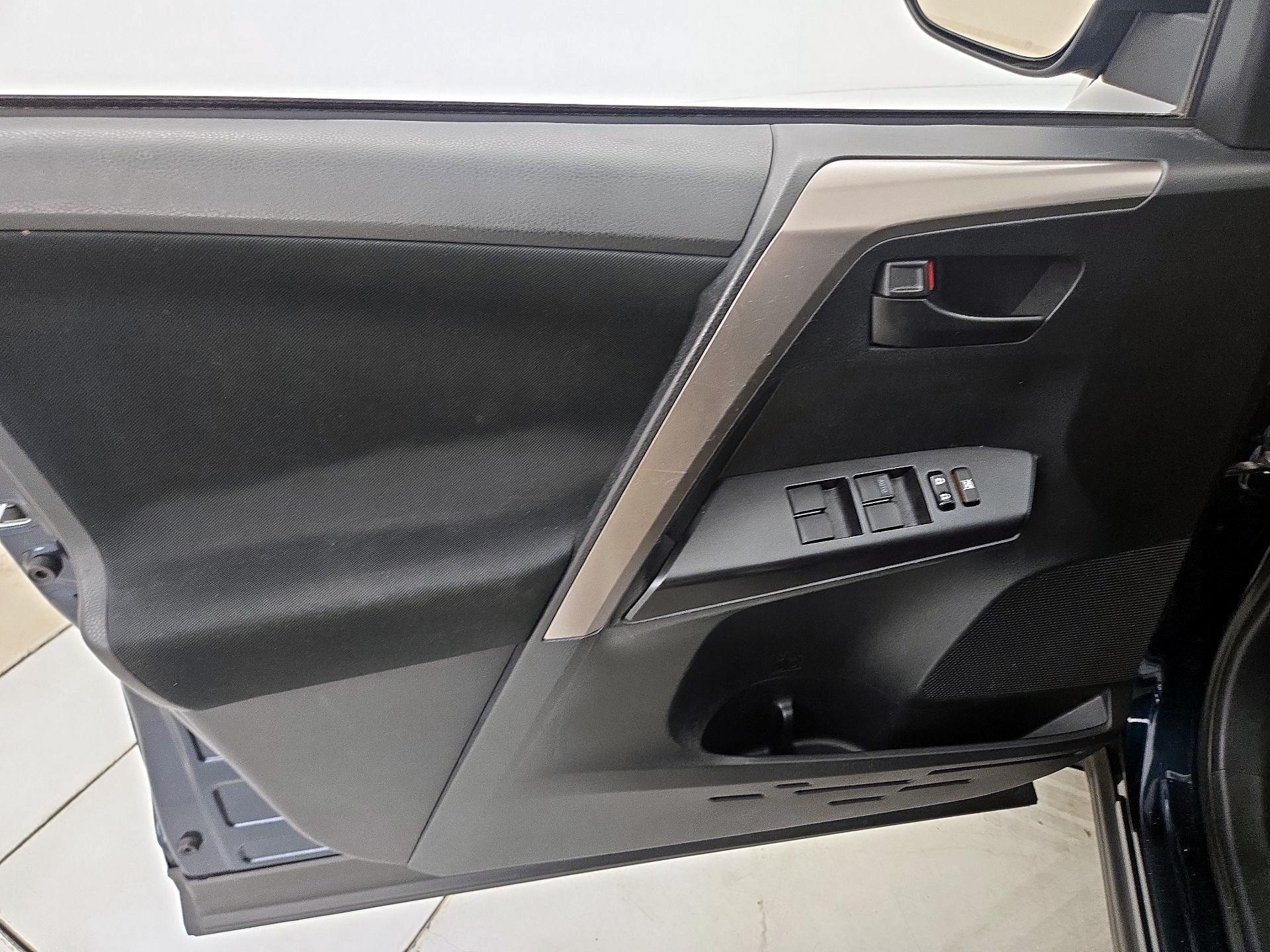 Thumbnail: 2018 Toyota RAV4 - 12