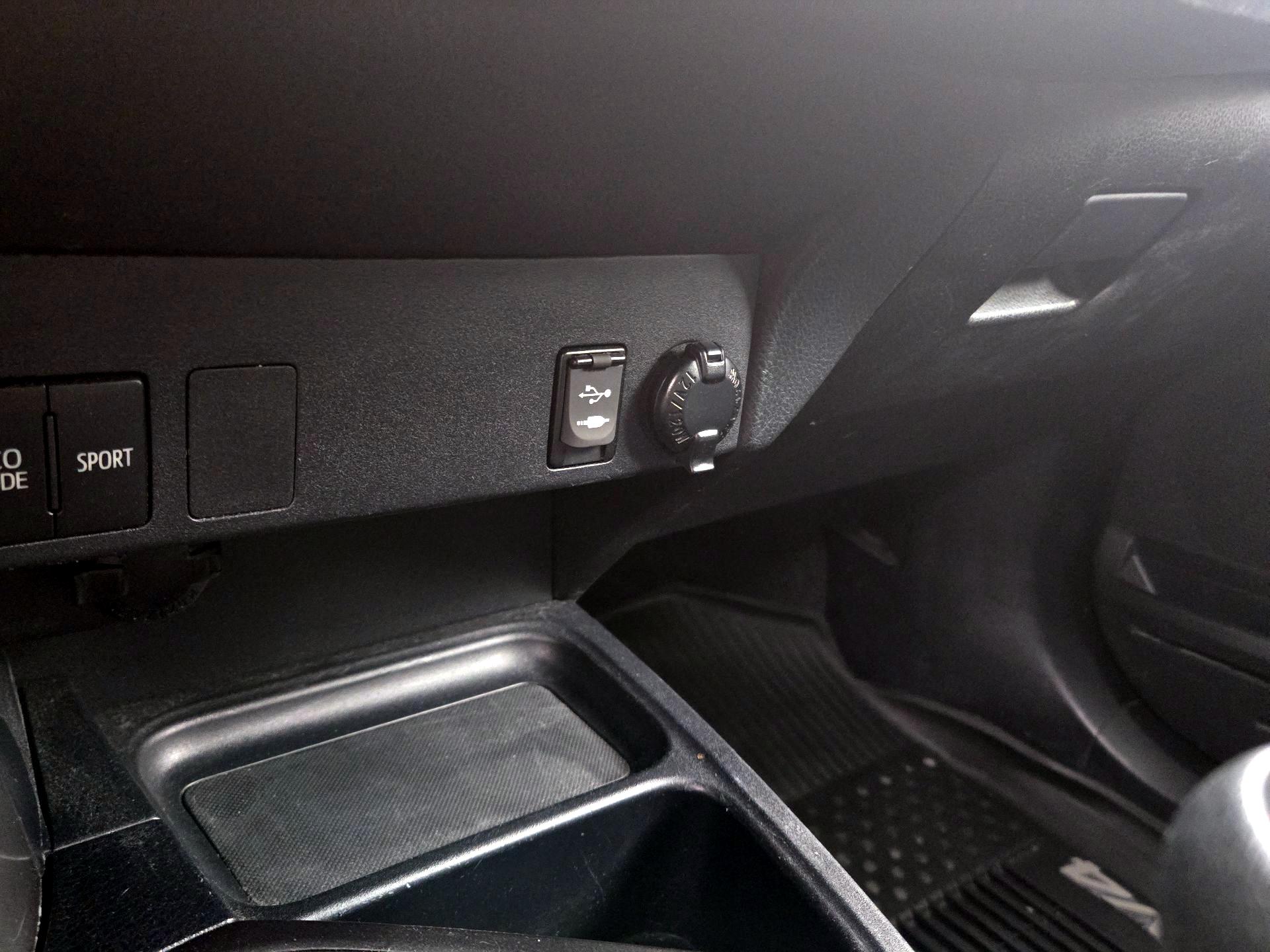 Thumbnail: 2018 Toyota RAV4 - 18