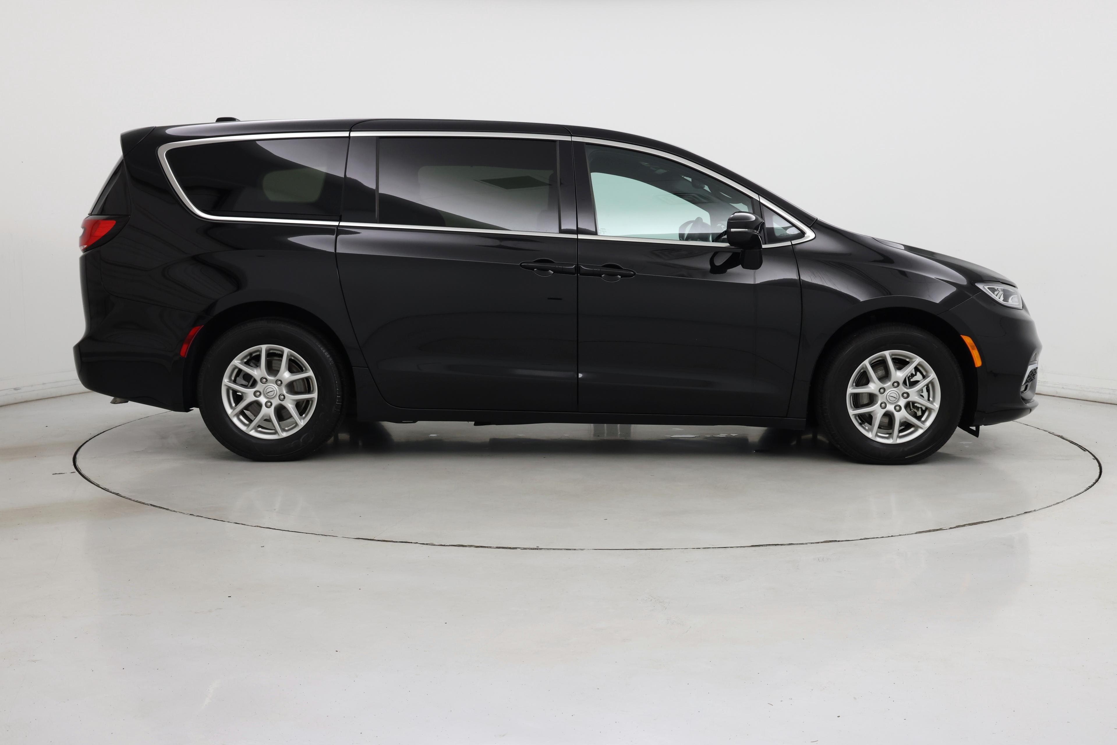 Thumbnail: 2025 Chrysler Pacifica - 7