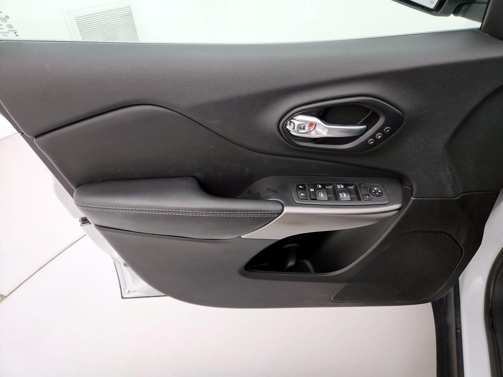 Thumbnail: 2022 Jeep Cherokee - 12