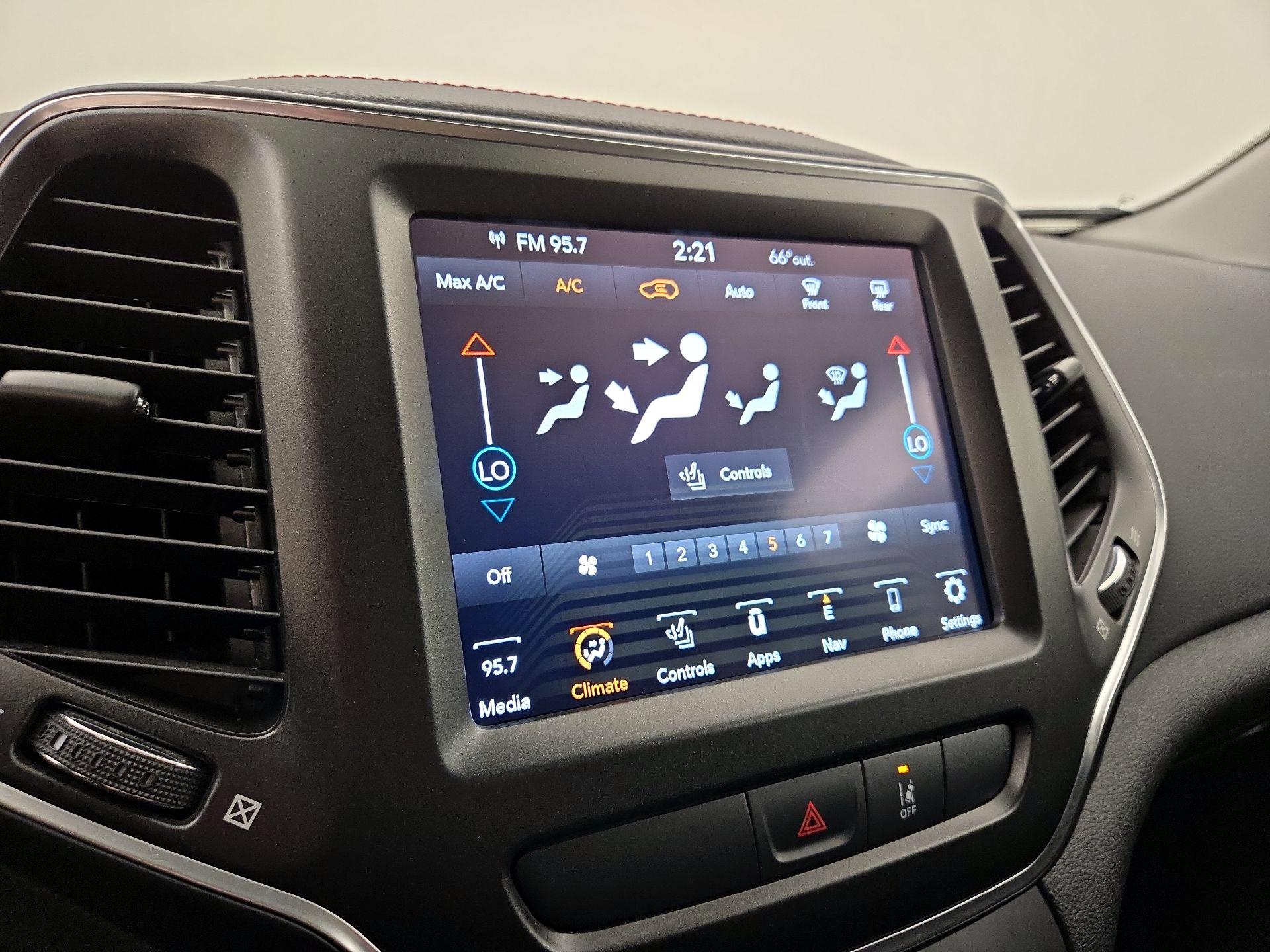 Thumbnail: 2022 Jeep Cherokee - 17