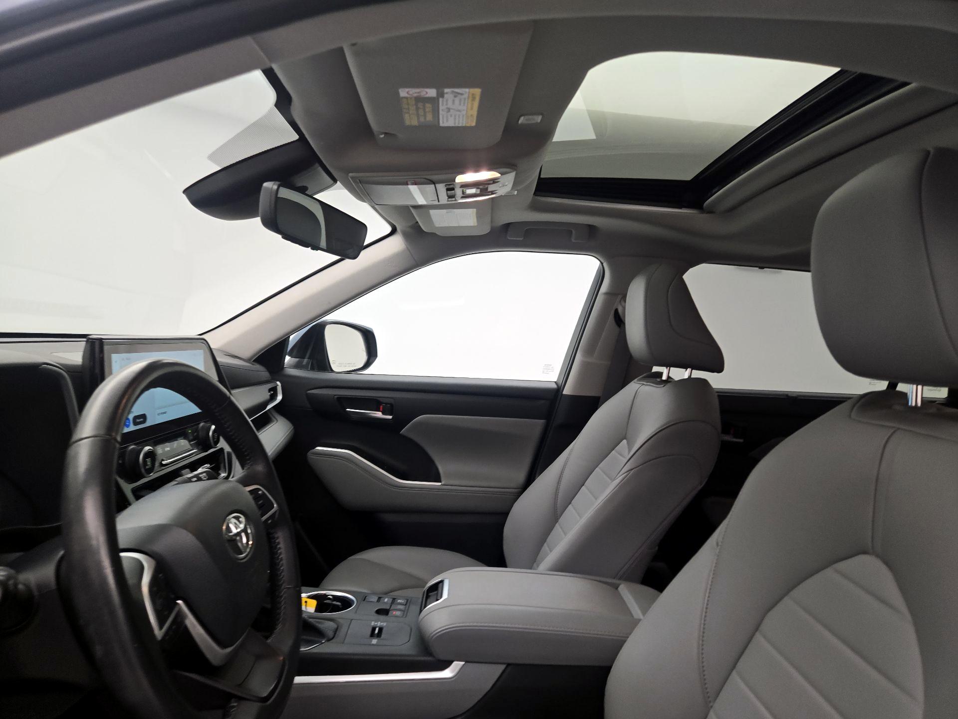 Thumbnail: 2023 Toyota Highlander - 19