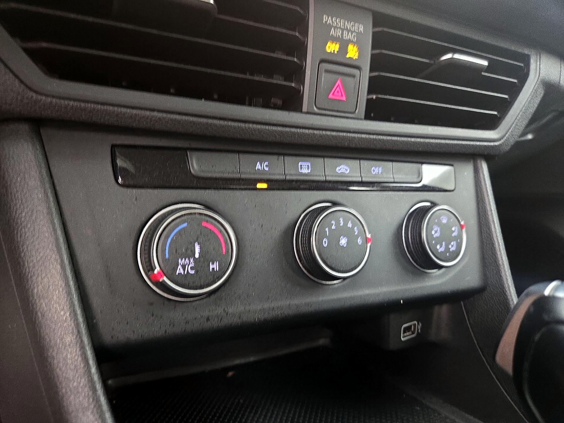 Thumbnail: 2019 Volkswagen Jetta - 16