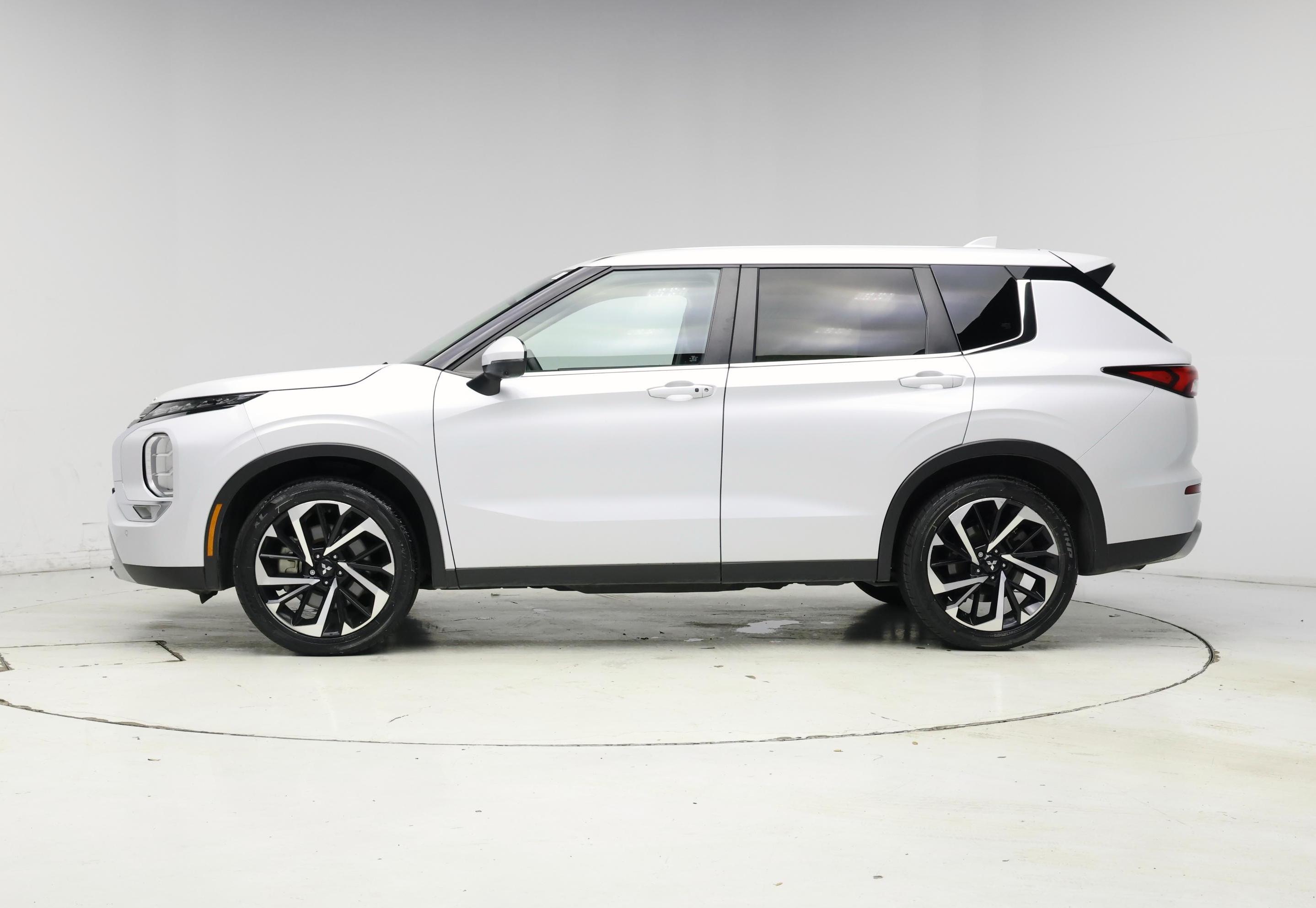 Thumbnail: 2024 Mitsubishi Outlander - 3