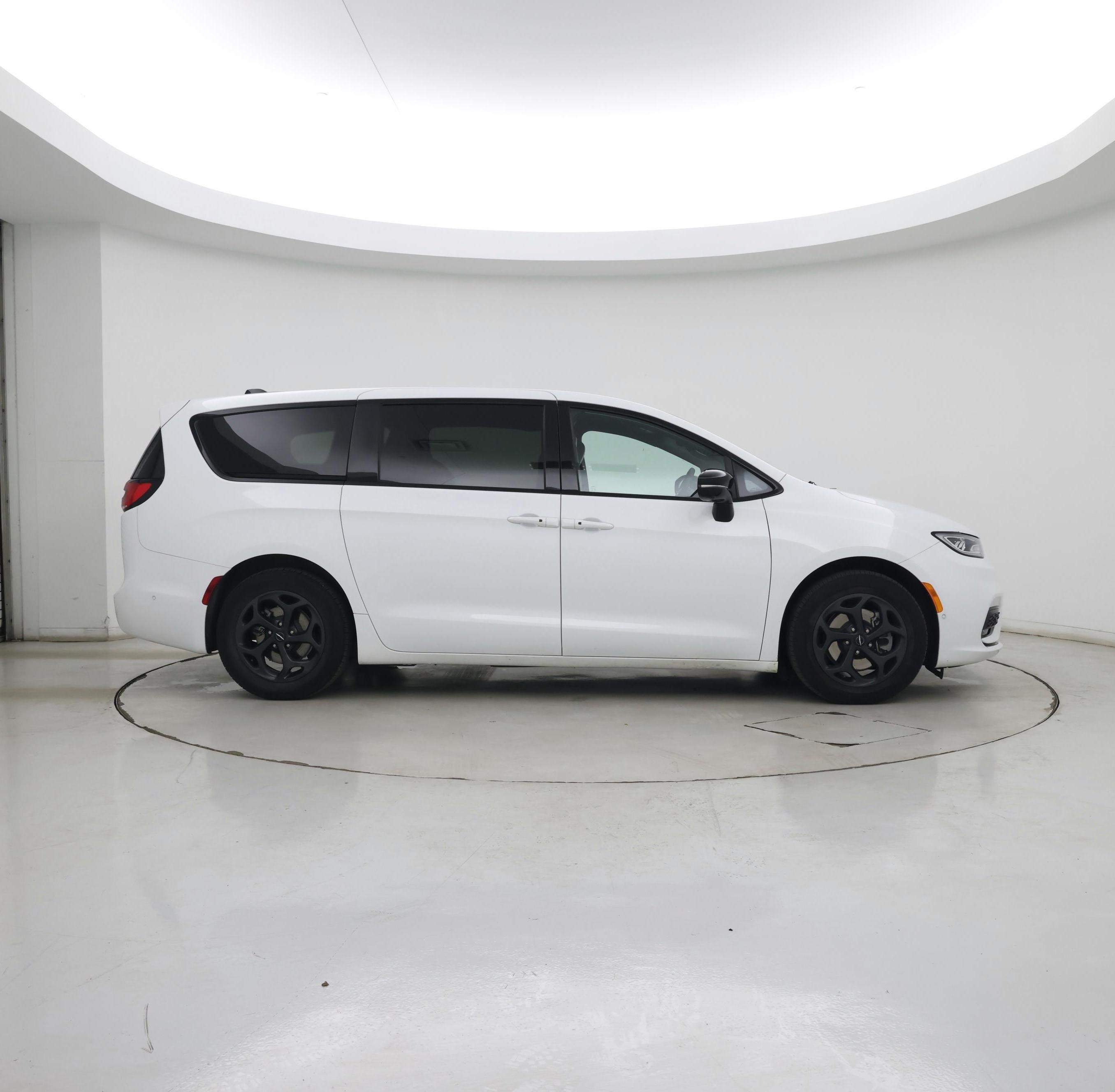 Thumbnail: 2023 Chrysler Pacifica - 7