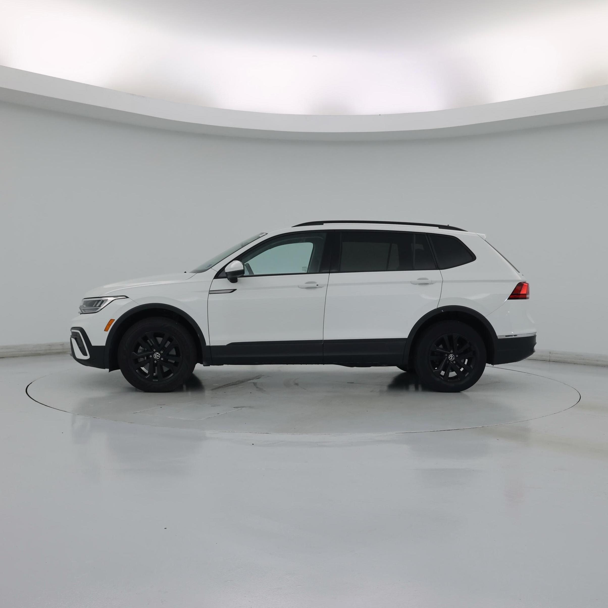 Thumbnail: 2022 Volkswagen Tiguan - 3
