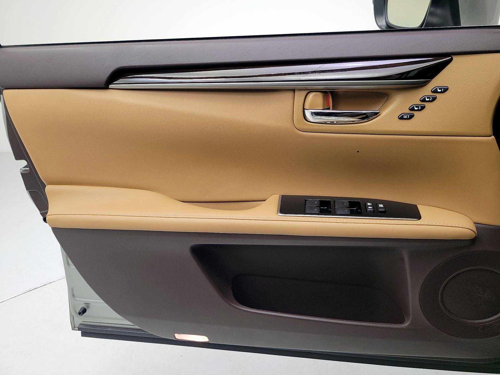 Thumbnail: 2018 Lexus ES - 10