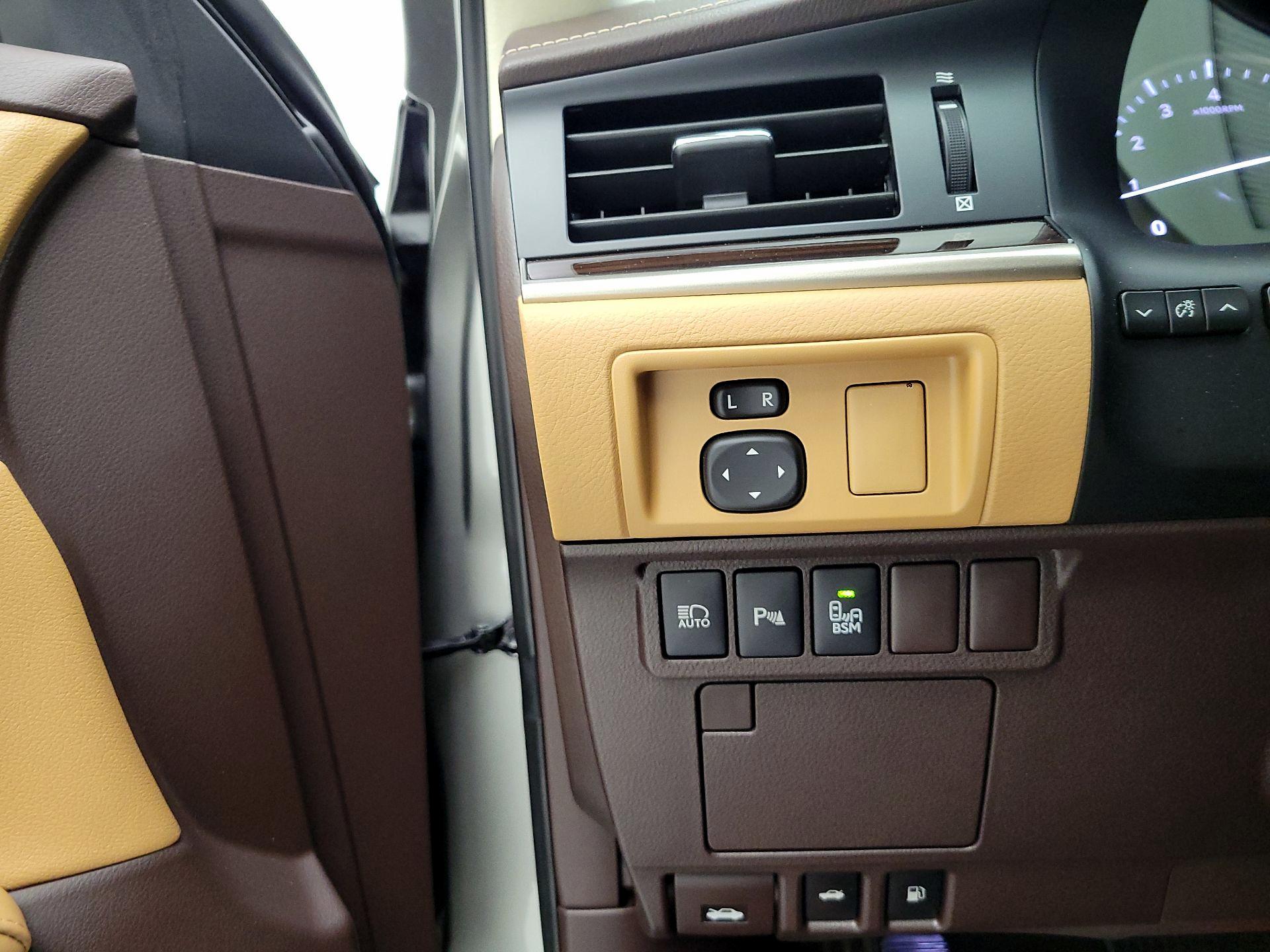 Thumbnail: 2018 Lexus ES - 11