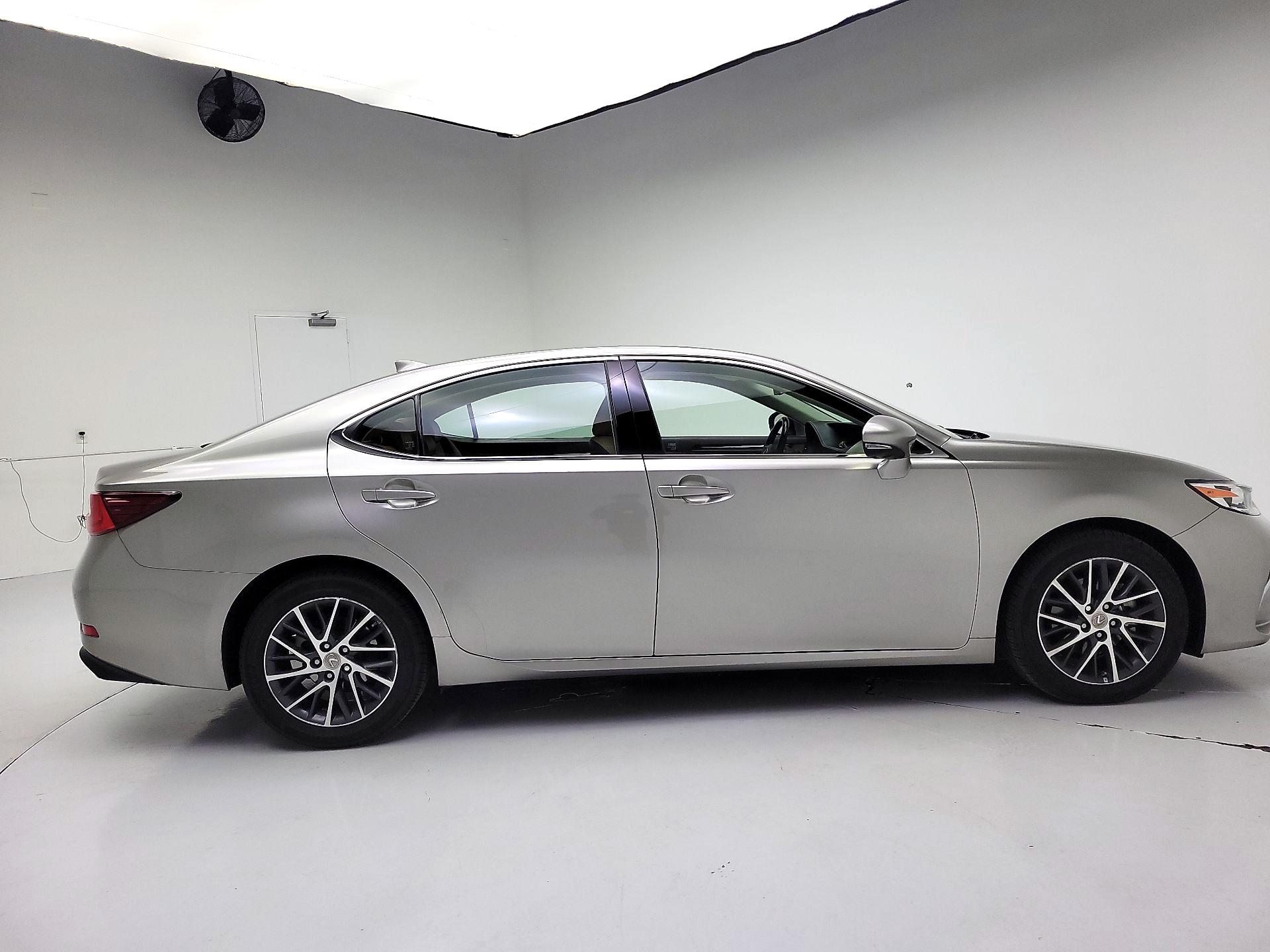 Thumbnail: 2018 Lexus ES - 4