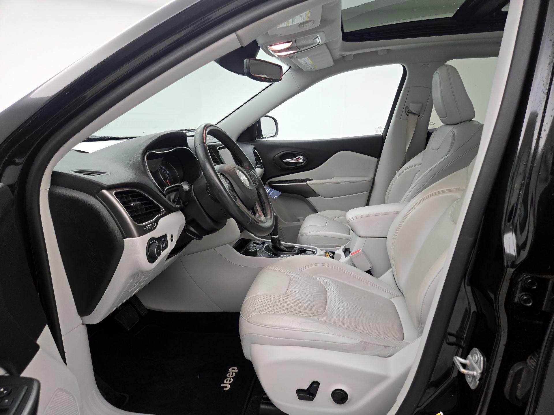 Thumbnail: 2019 Jeep Cherokee - 11