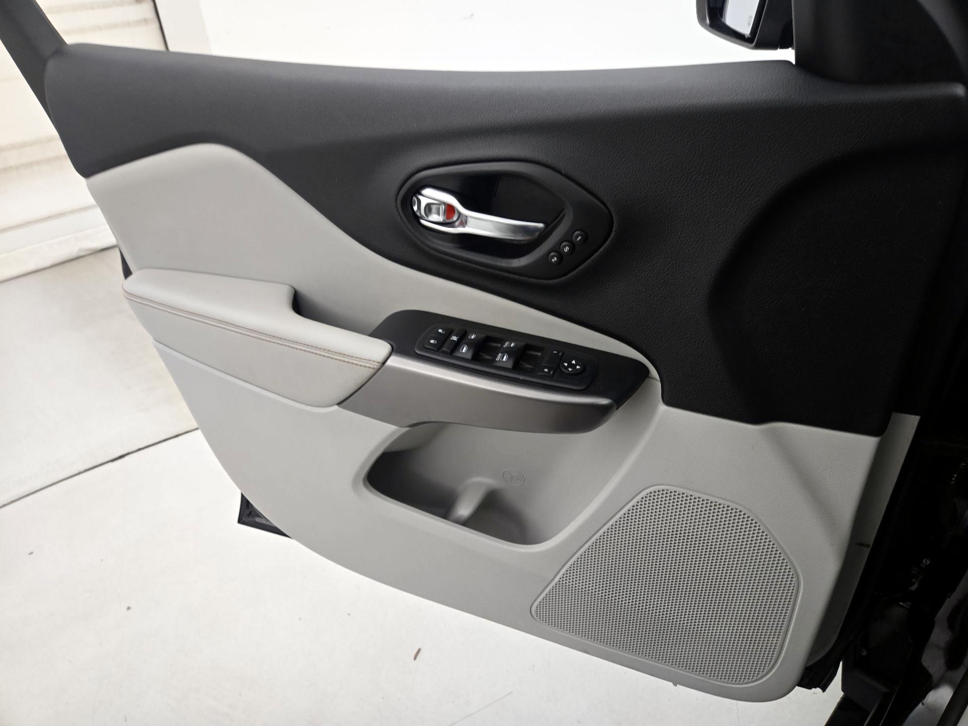 Thumbnail: 2019 Jeep Cherokee - 12