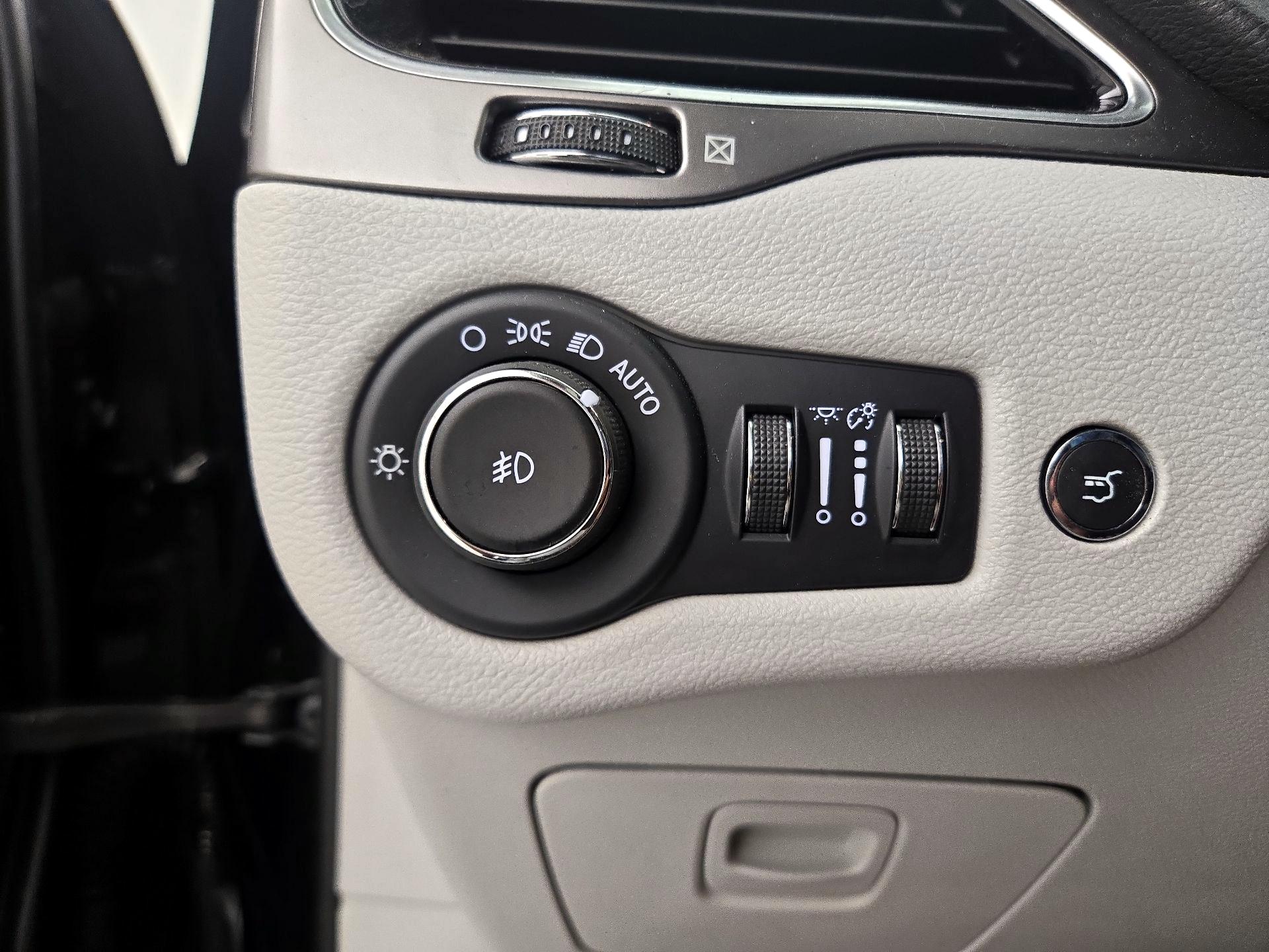 Thumbnail: 2019 Jeep Cherokee - 13