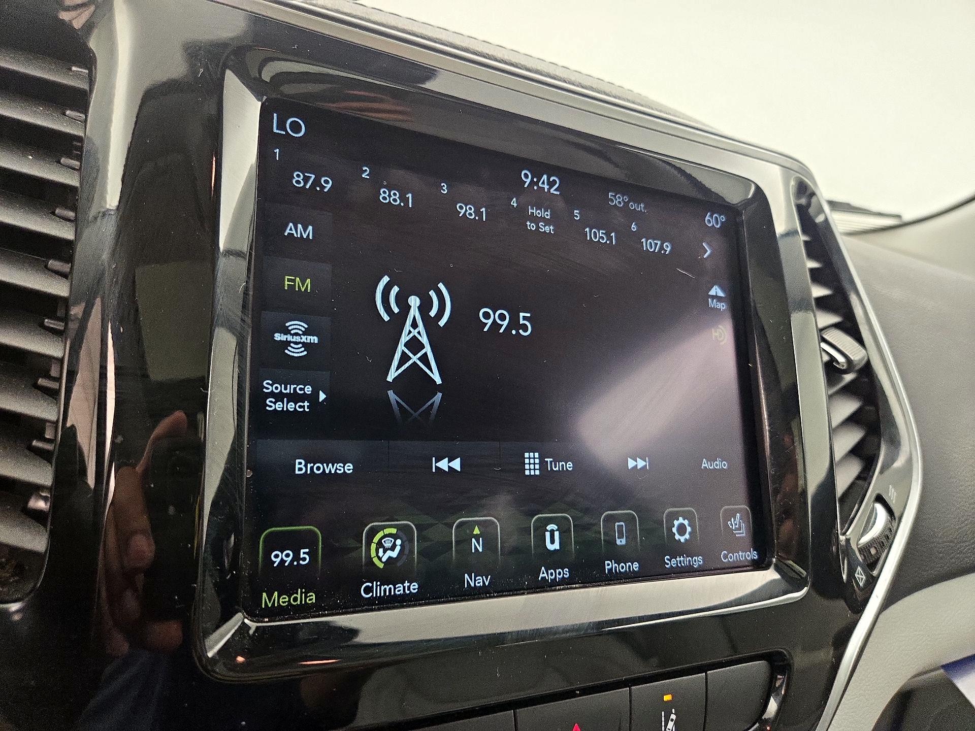 Thumbnail: 2019 Jeep Cherokee - 16