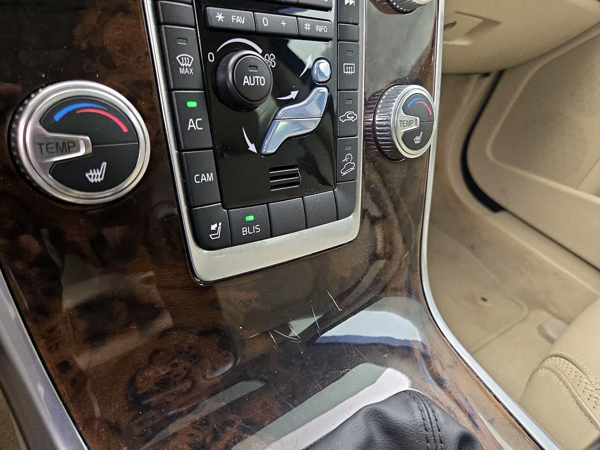Thumbnail: 2015 Volvo XC70 - 17