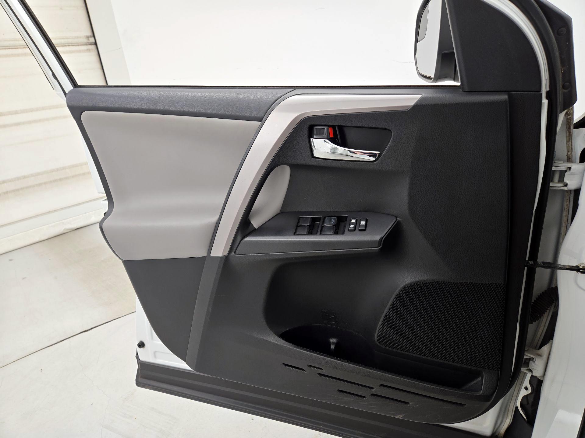 Thumbnail: 2016 Toyota RAV4 - 12