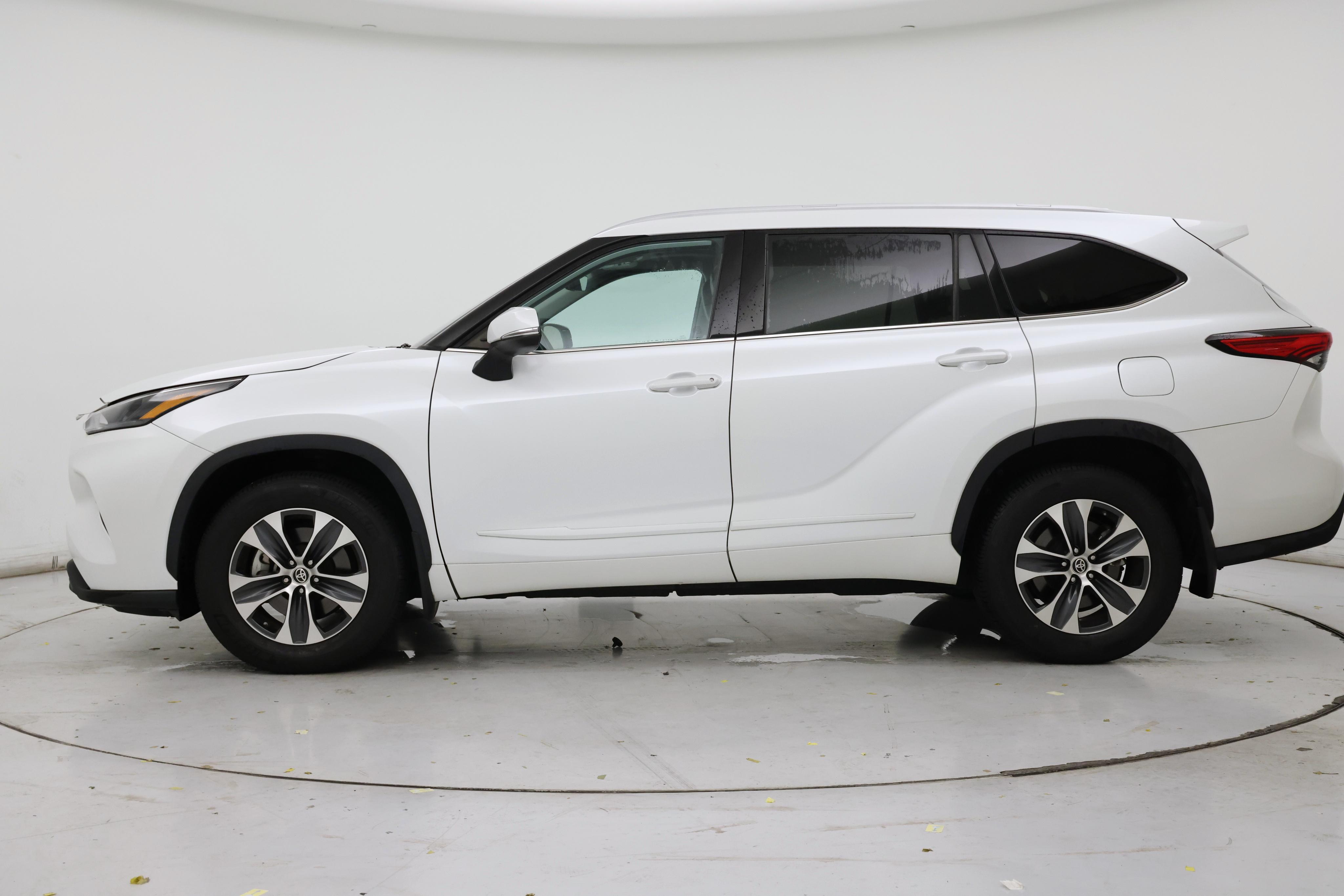 Thumbnail: 2022 Toyota Highlander - 3