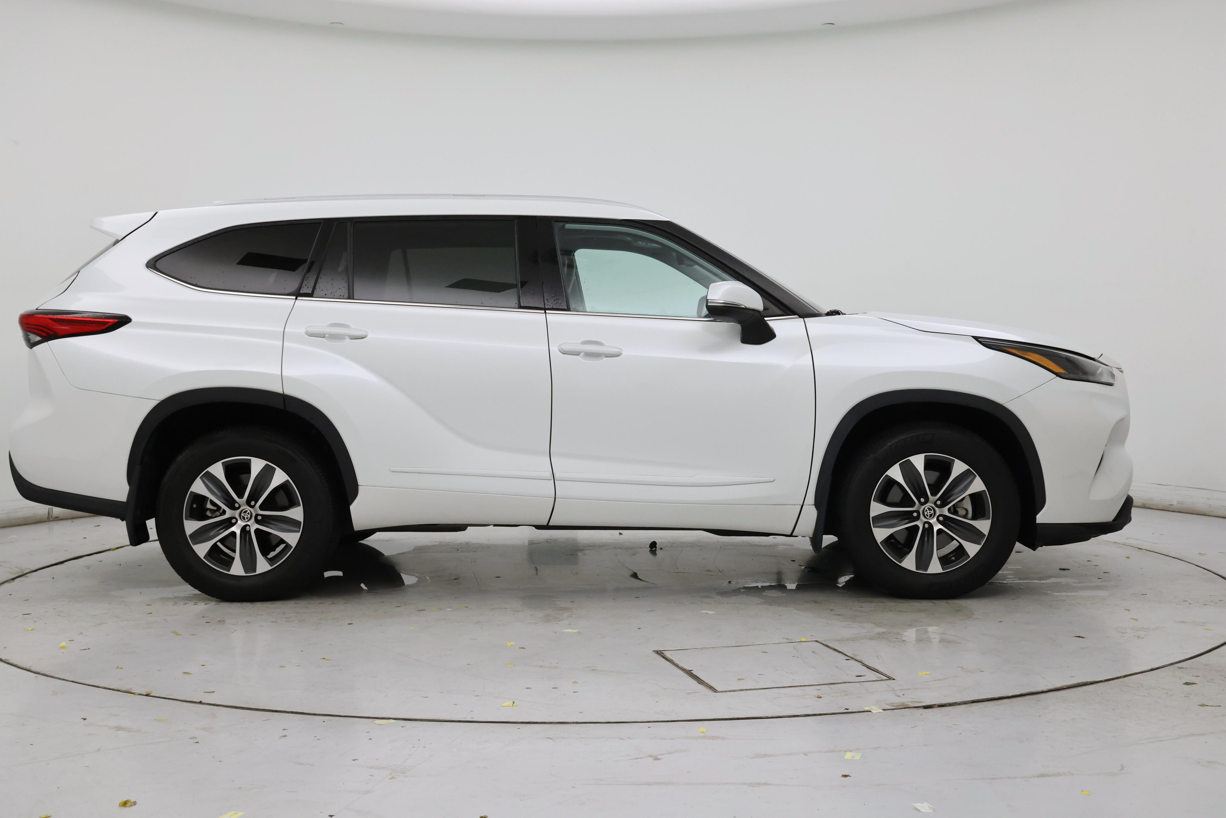 Thumbnail: 2022 Toyota Highlander - 7