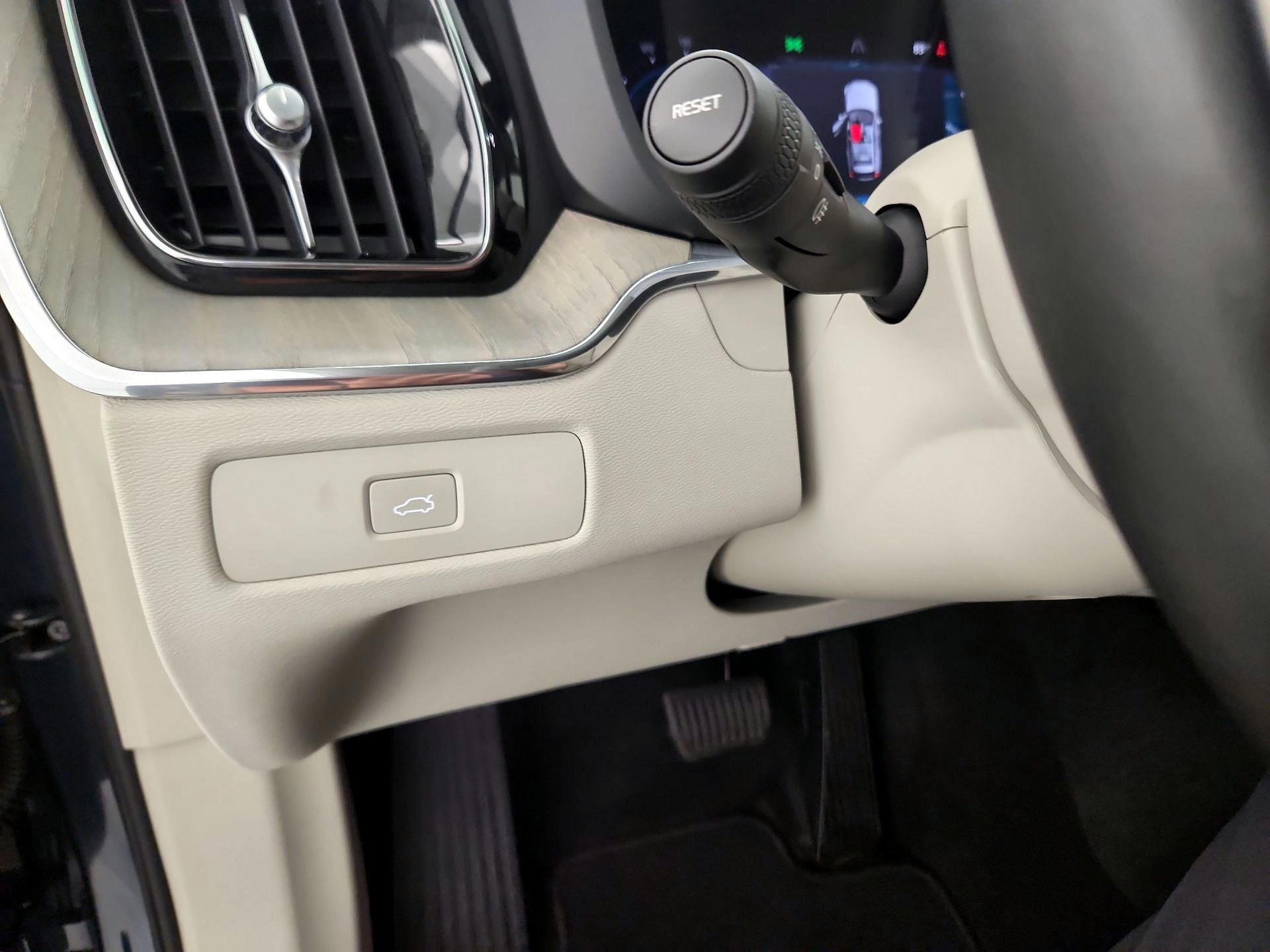 Thumbnail: 2023 Volvo XC60 - 13