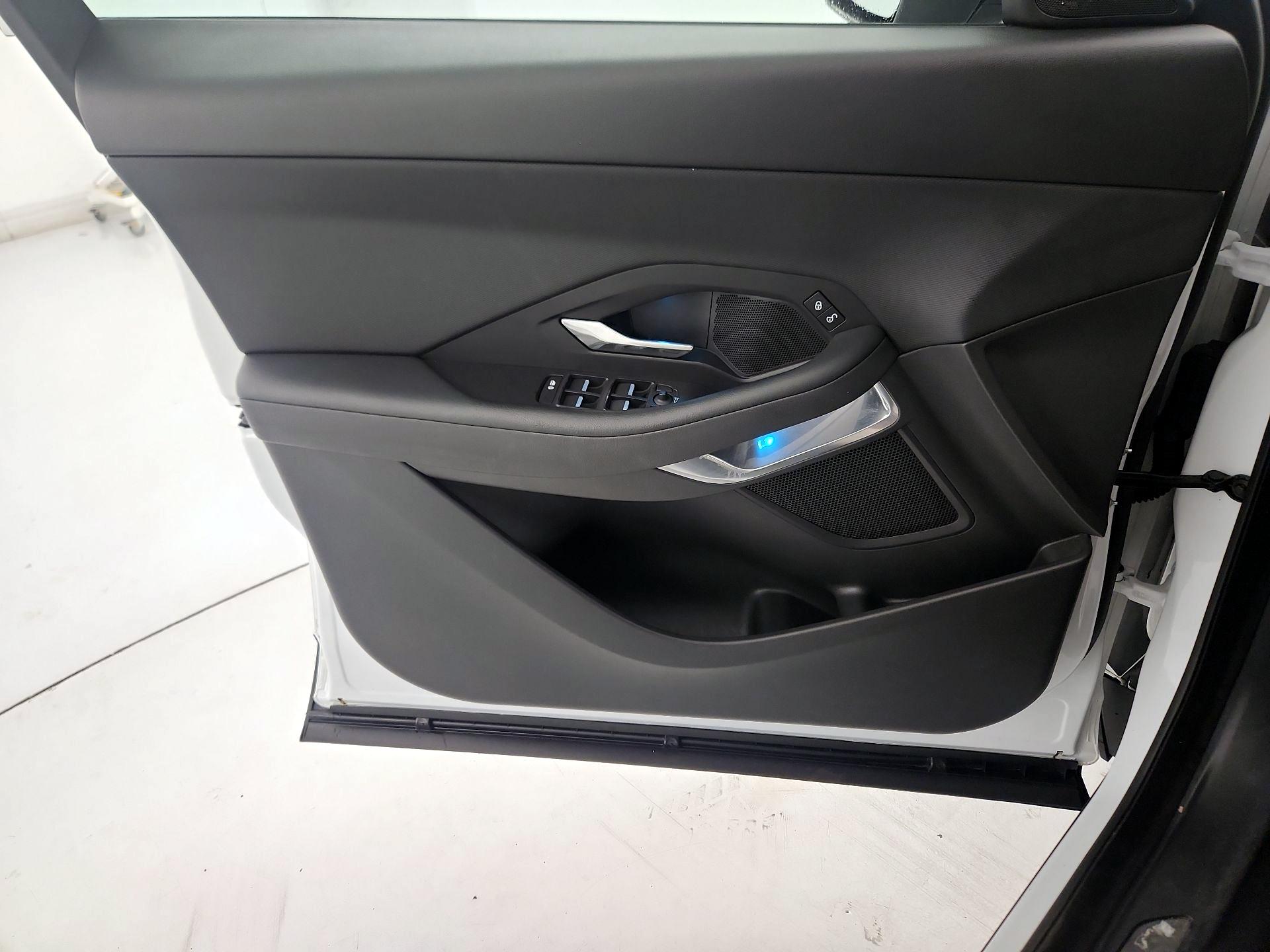 Thumbnail: 2018 Jaguar E-Pace - 12