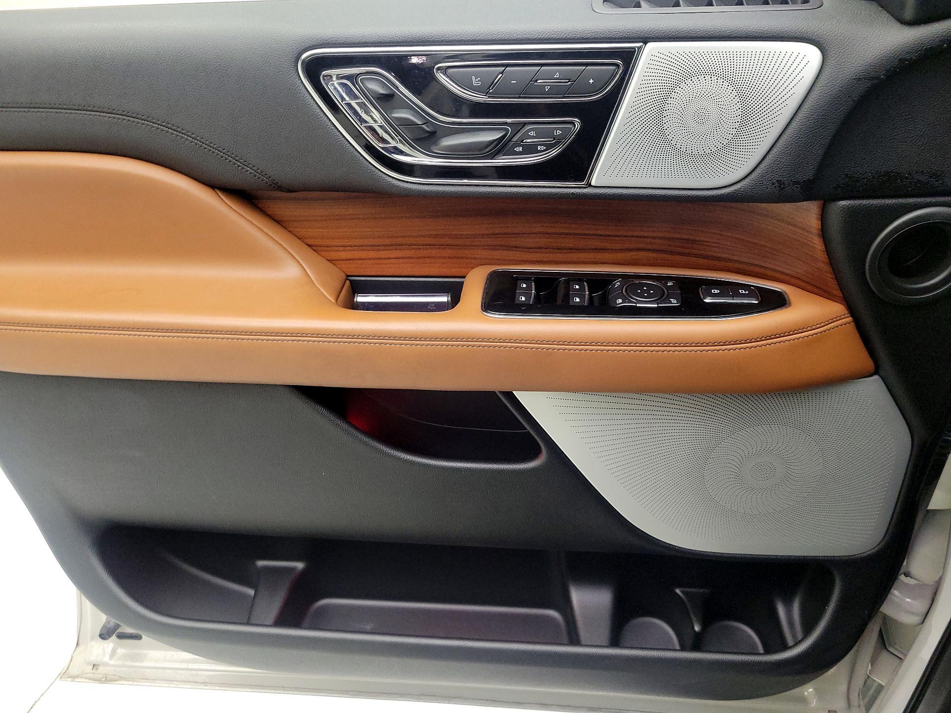 Thumbnail: 2019 Lincoln Navigator L - 10