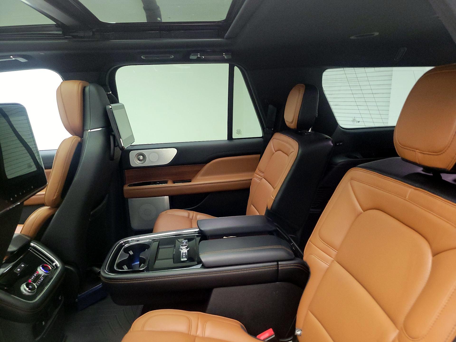 Thumbnail: 2019 Lincoln Navigator L - 19