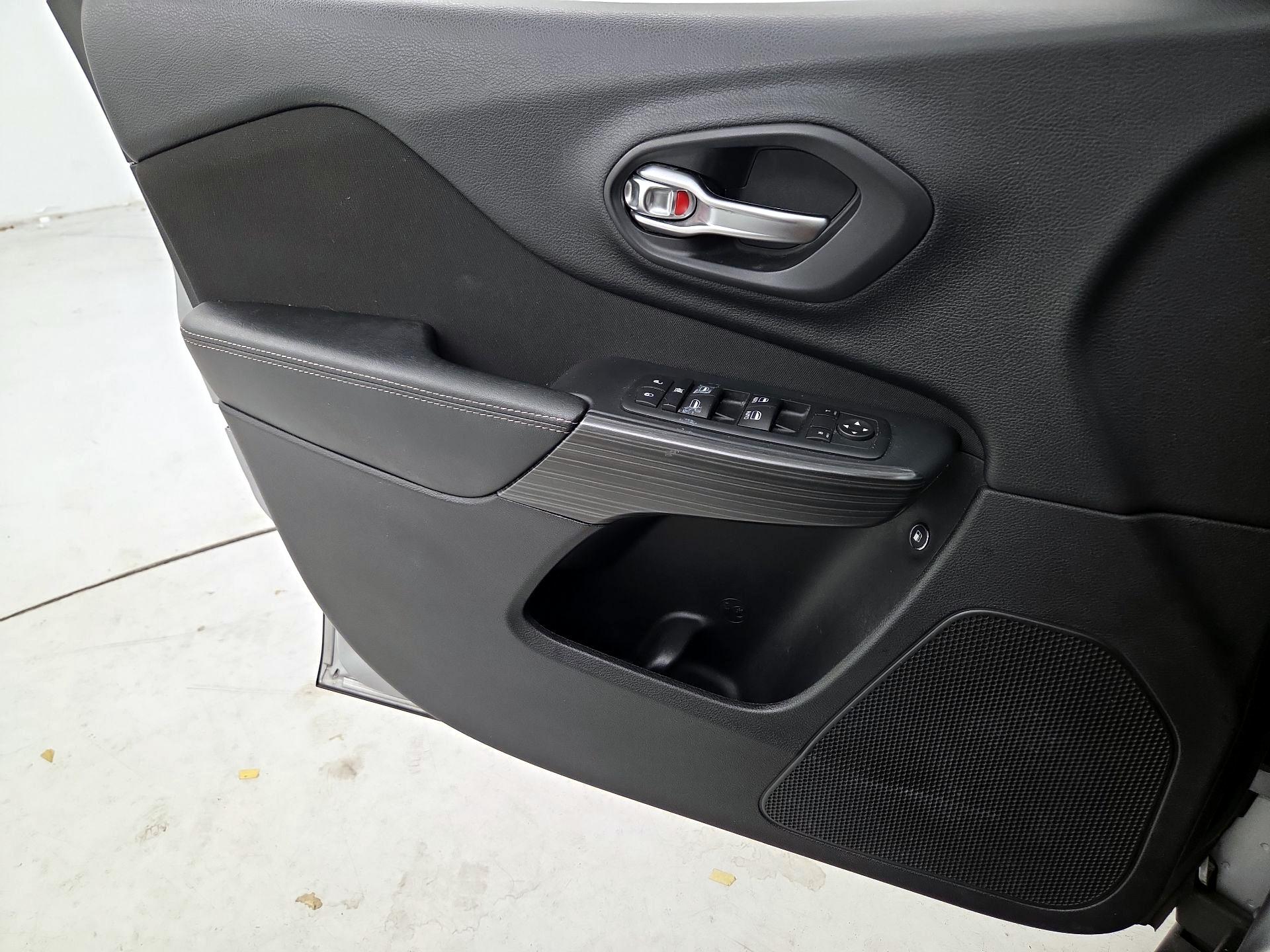 Thumbnail: 2017 Jeep Cherokee - 12