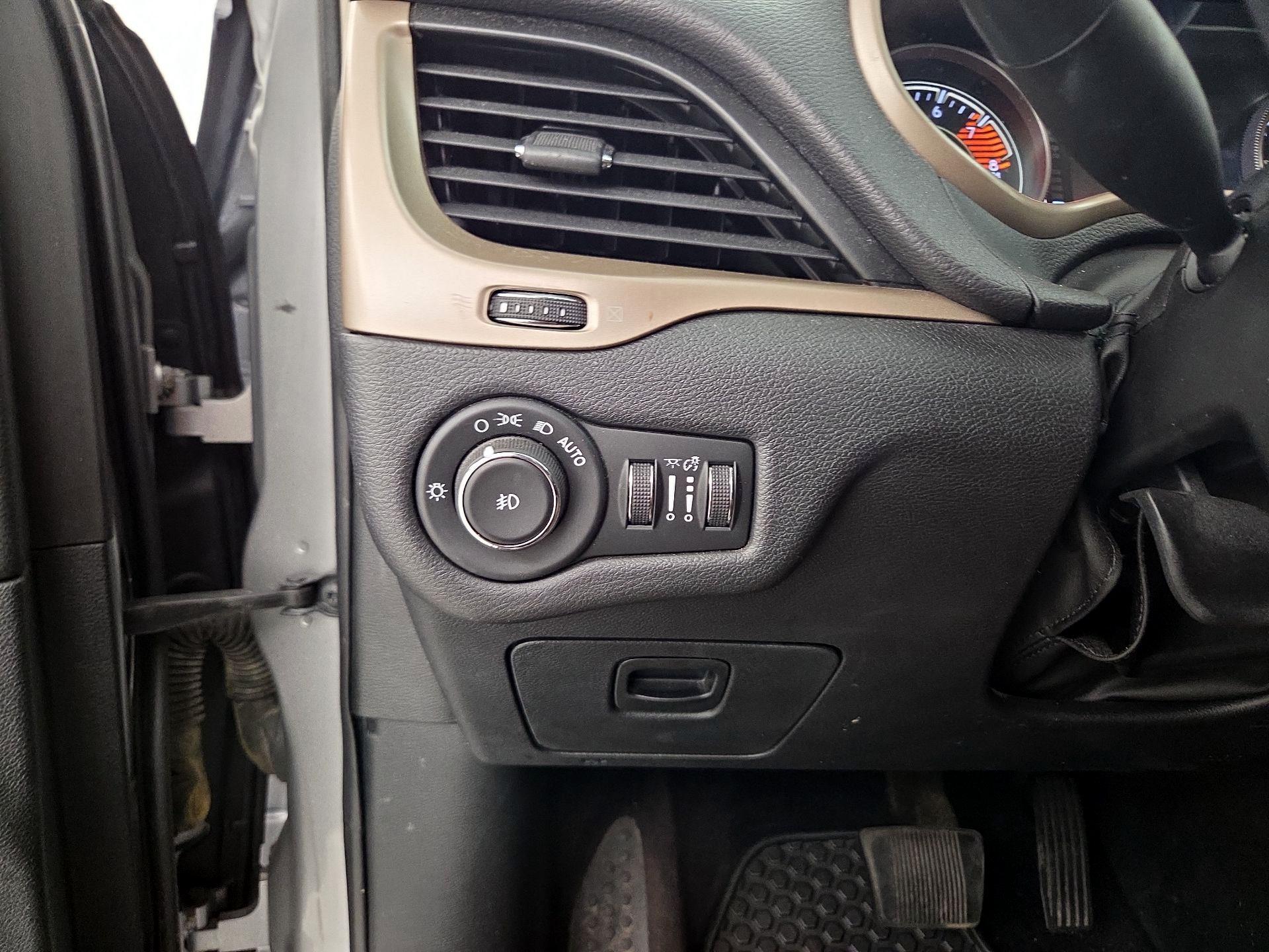 Thumbnail: 2017 Jeep Cherokee - 13