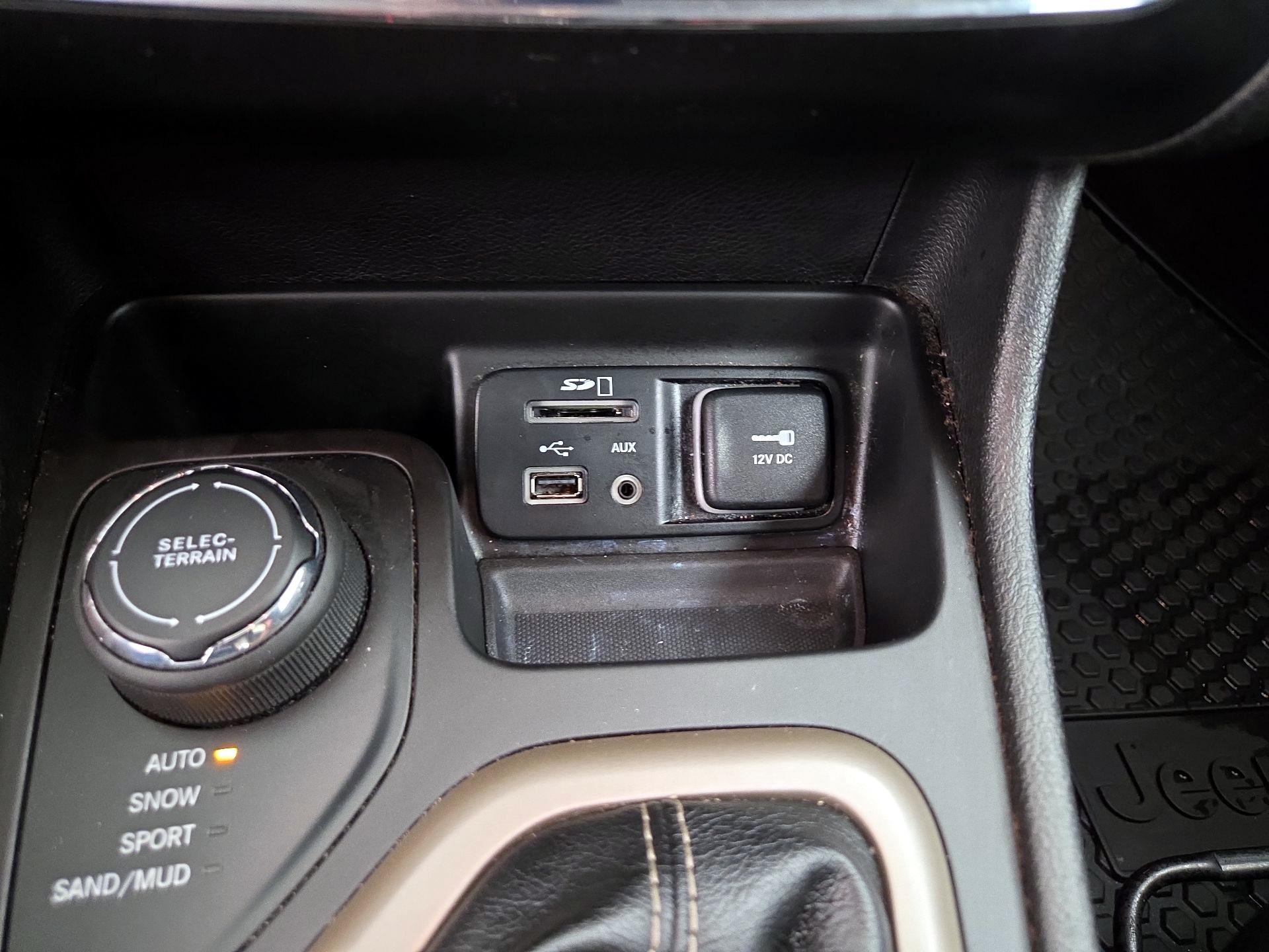 Thumbnail: 2017 Jeep Cherokee - 19