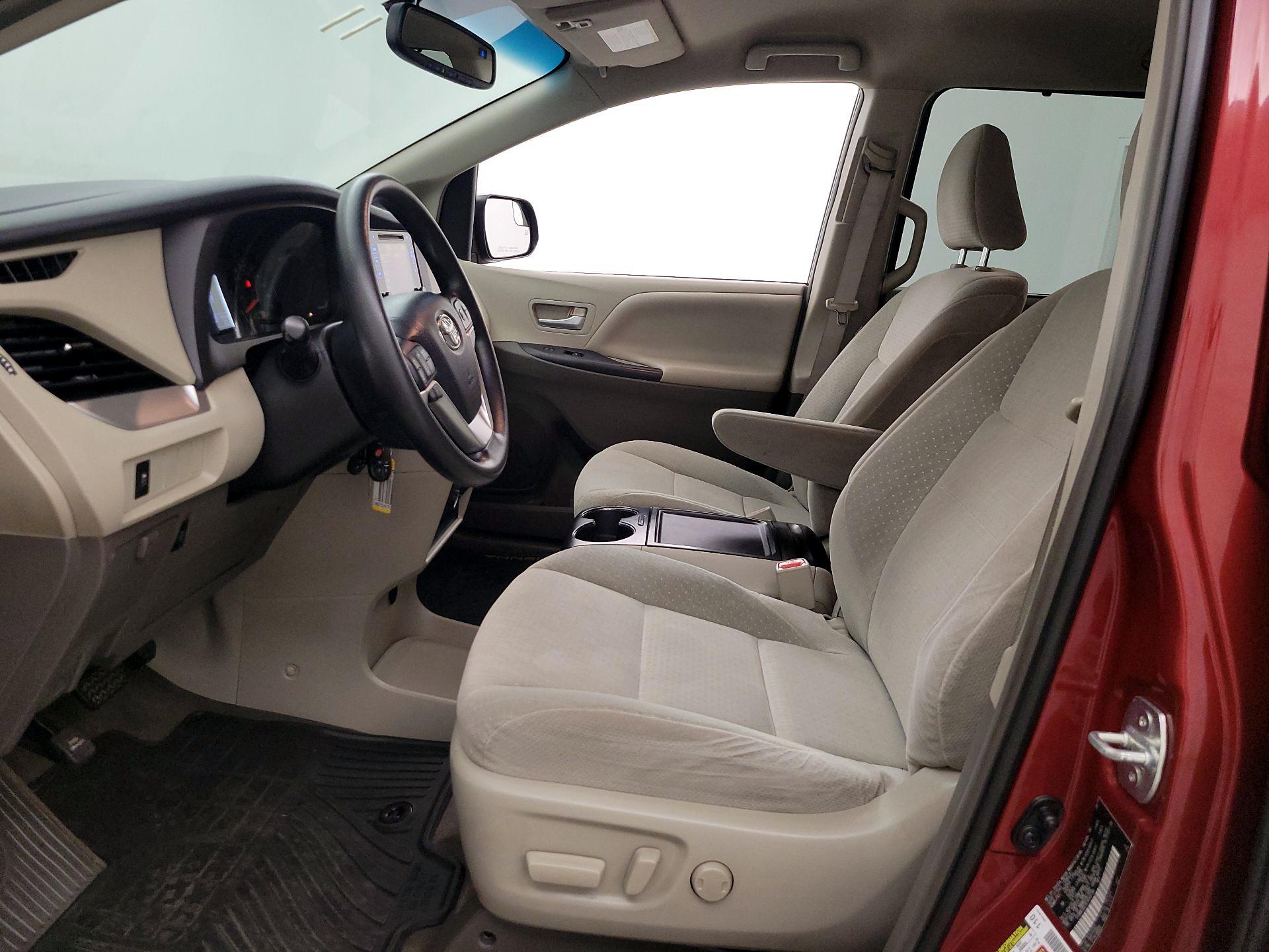 Thumbnail: 2015 Toyota Sienna - 11