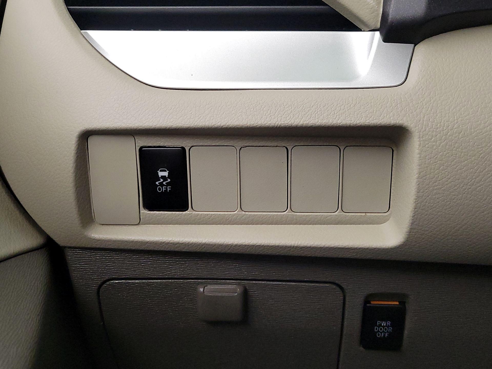 Thumbnail: 2015 Toyota Sienna - 13