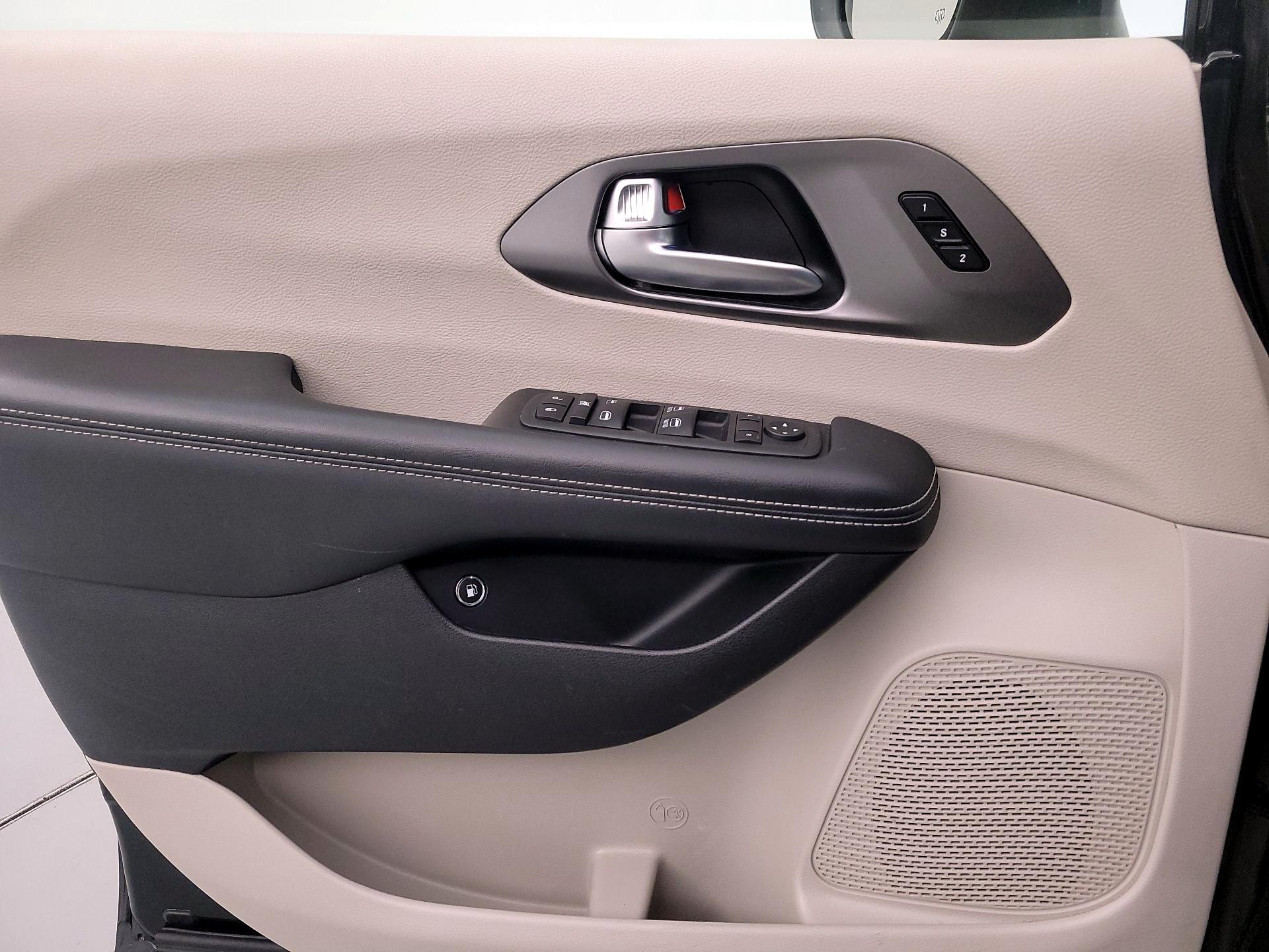 Thumbnail: 2023 Chrysler Pacifica - 12