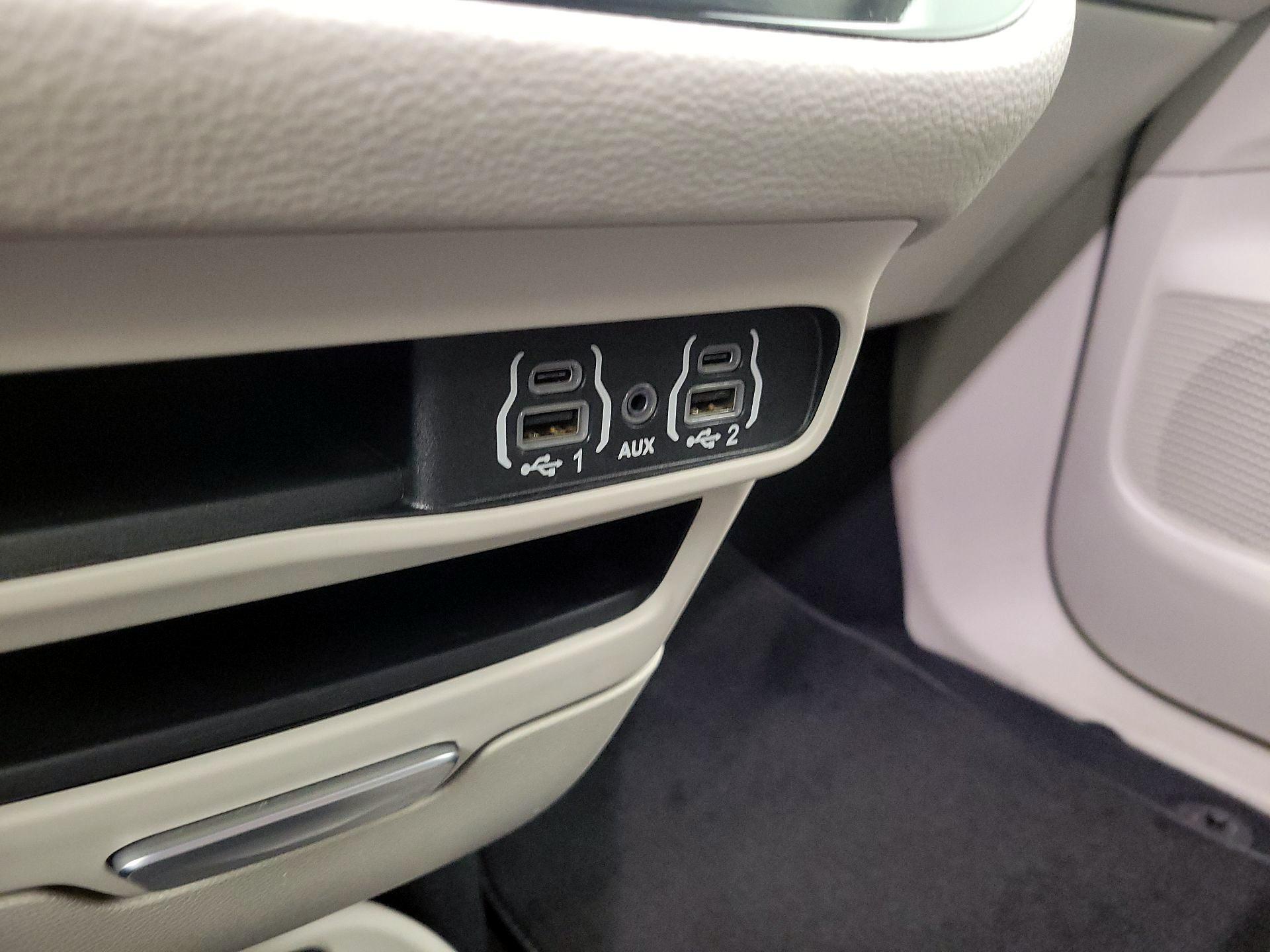 Thumbnail: 2023 Chrysler Pacifica - 18