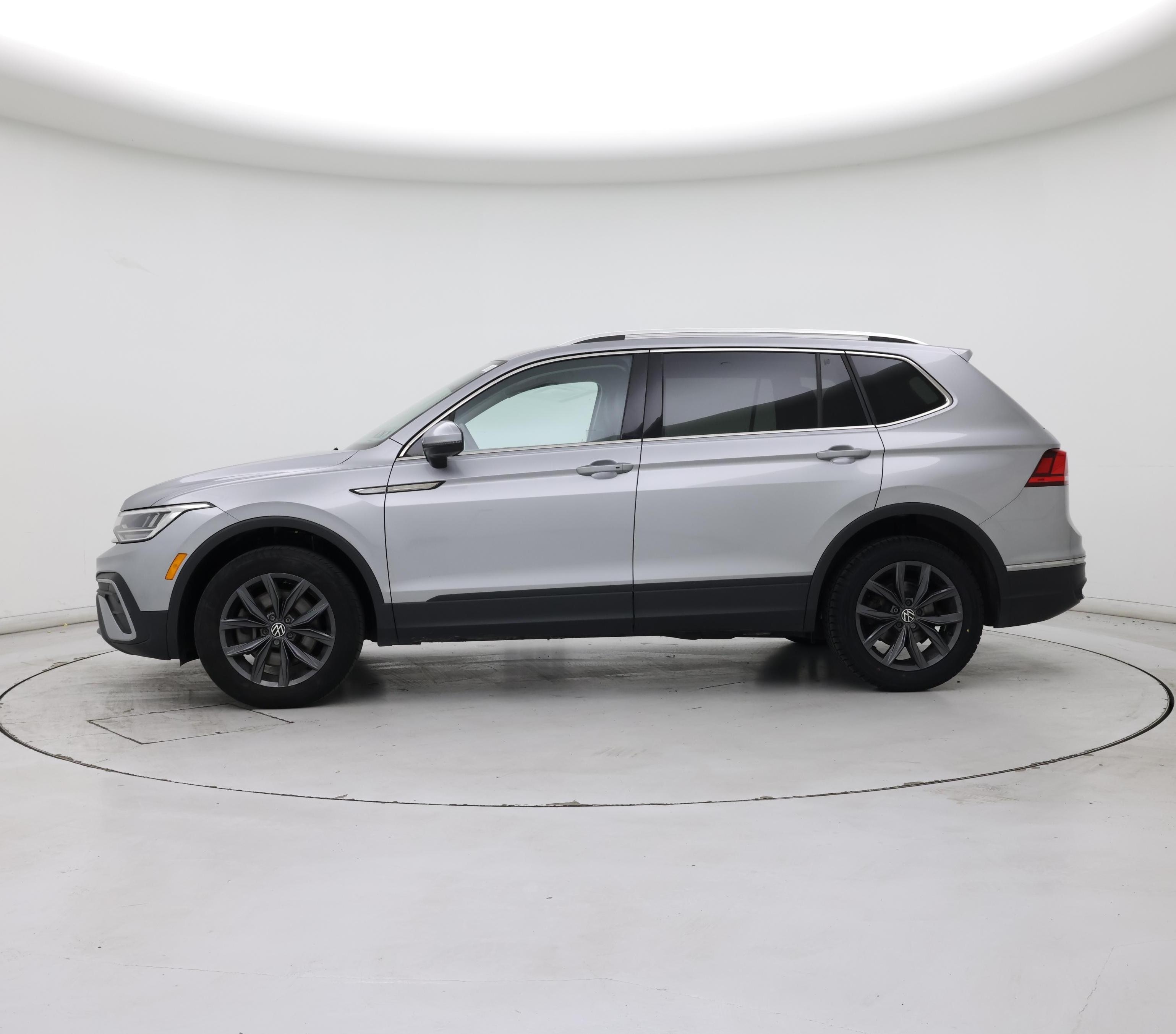 Thumbnail: 2022 Volkswagen Tiguan - 3