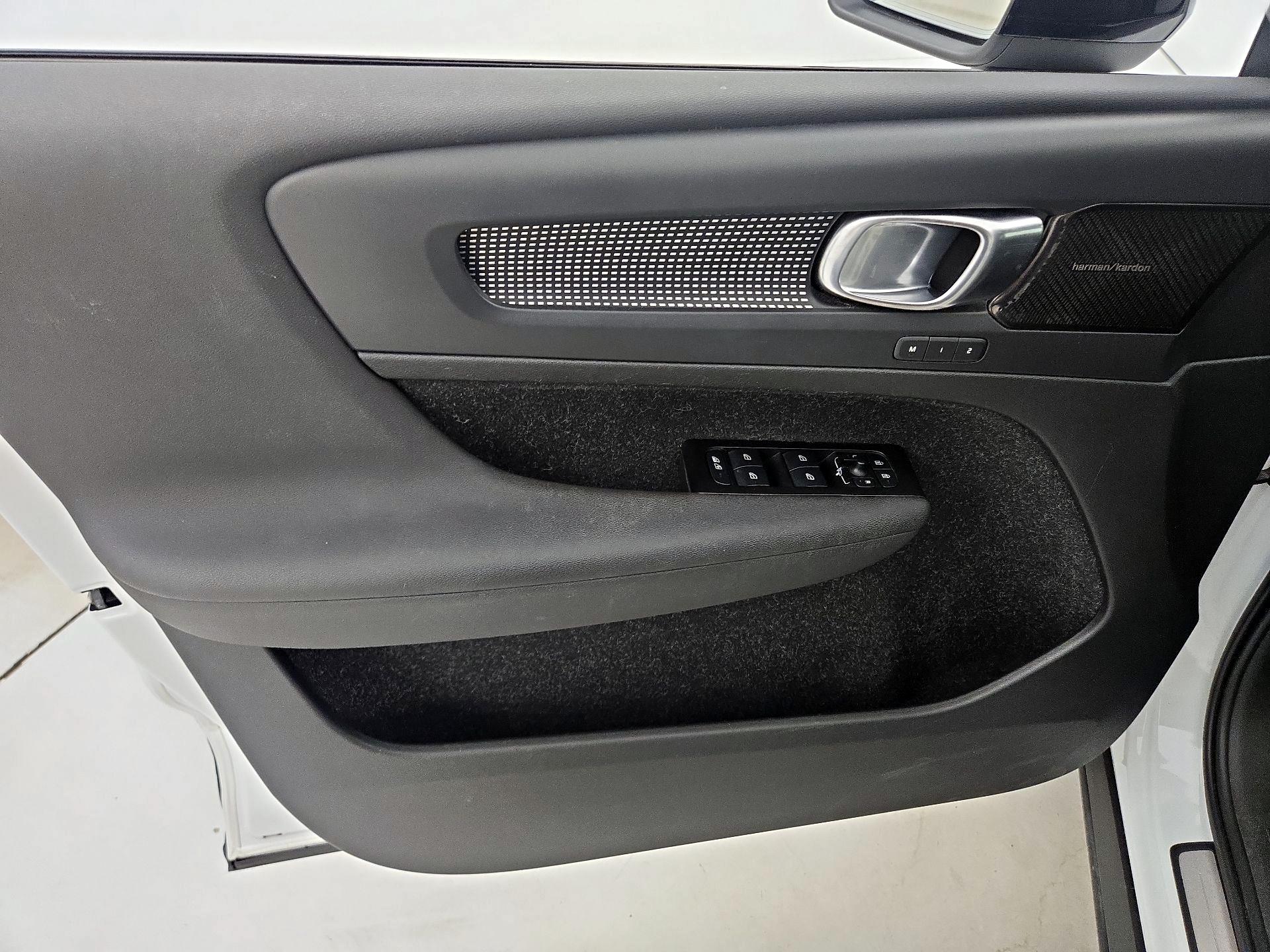 Thumbnail: 2021 Volvo XC40 - 12