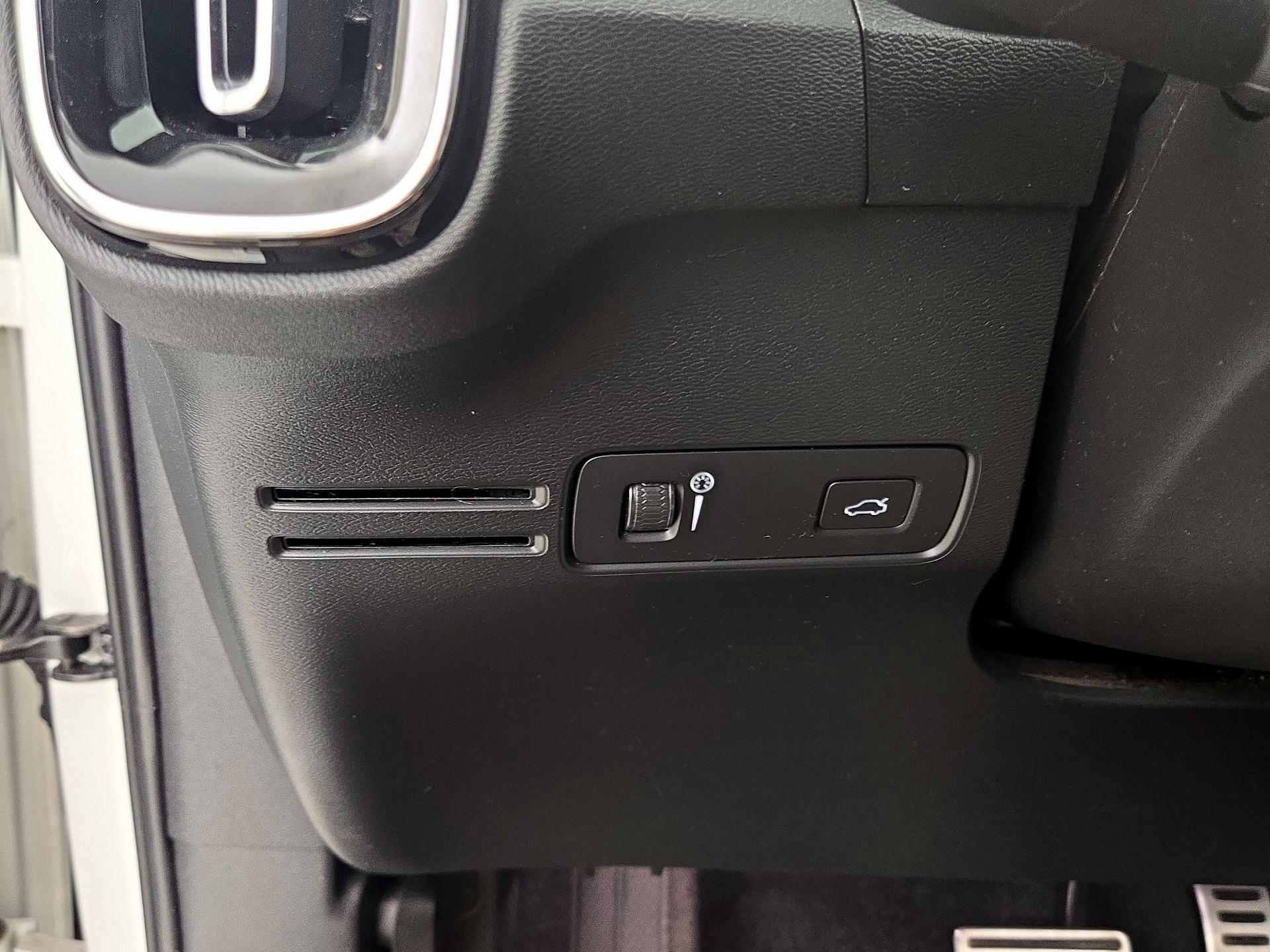 Thumbnail: 2021 Volvo XC40 - 13