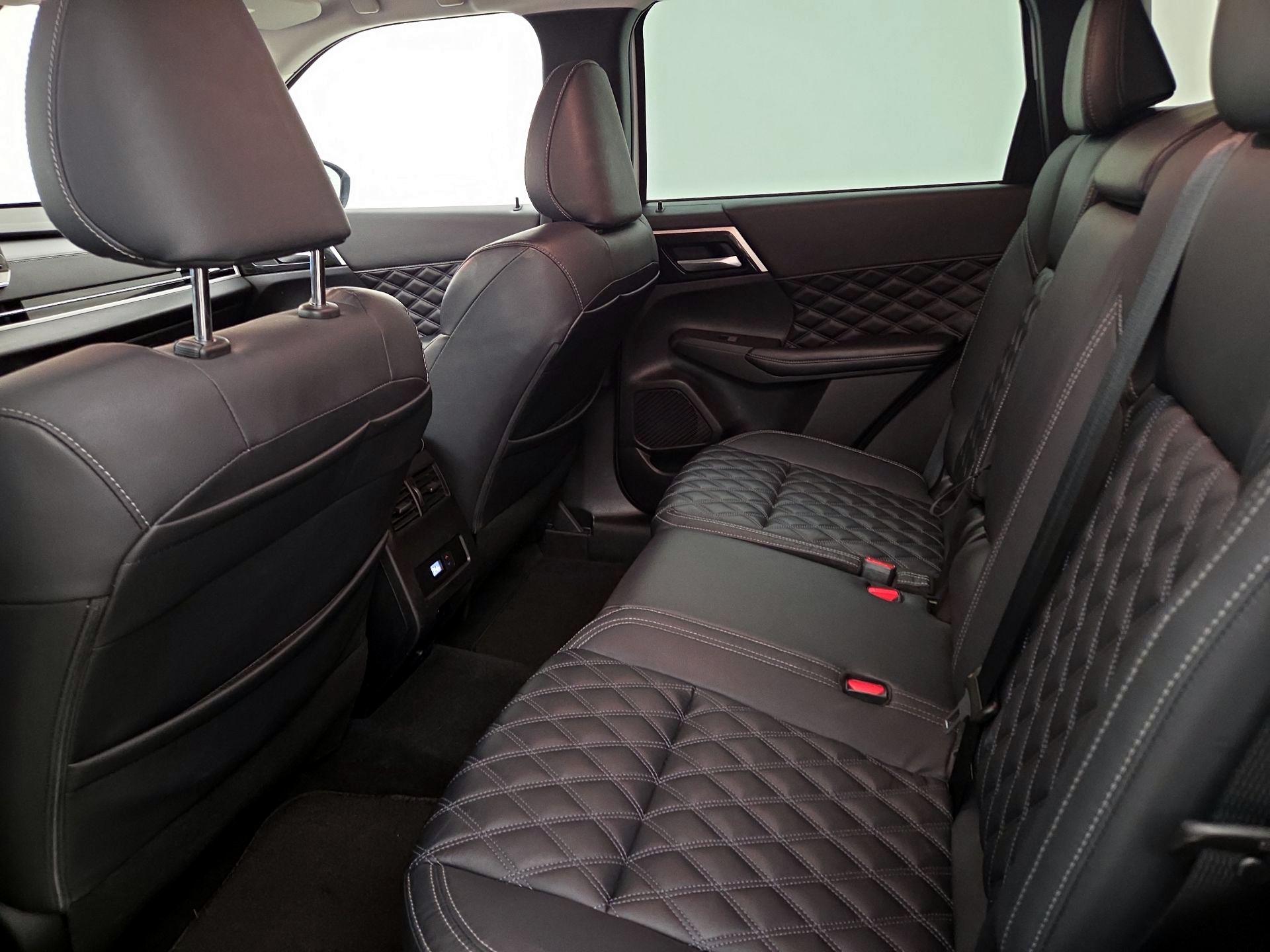 Thumbnail: 2022 Mitsubishi Outlander - 18