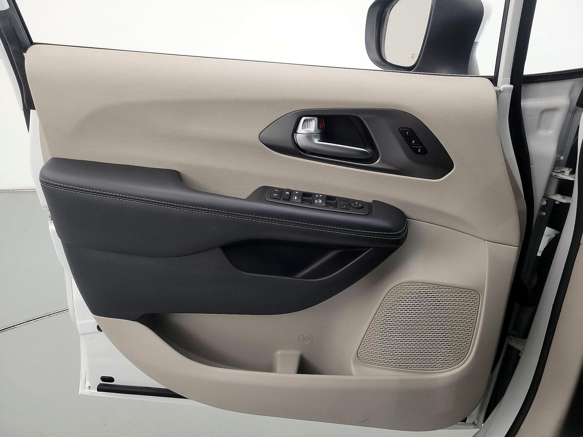 Thumbnail: 2023 Chrysler Pacifica - 12