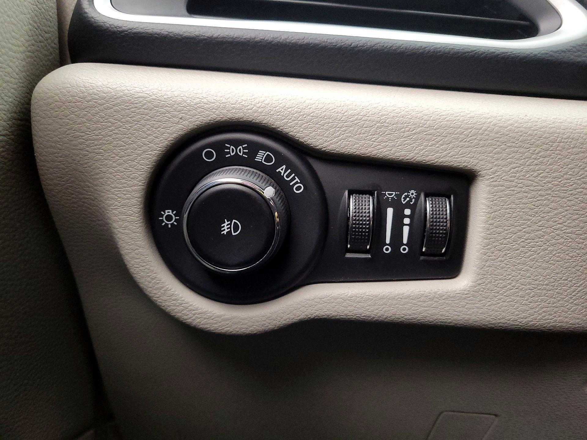 Thumbnail: 2023 Chrysler Pacifica - 13