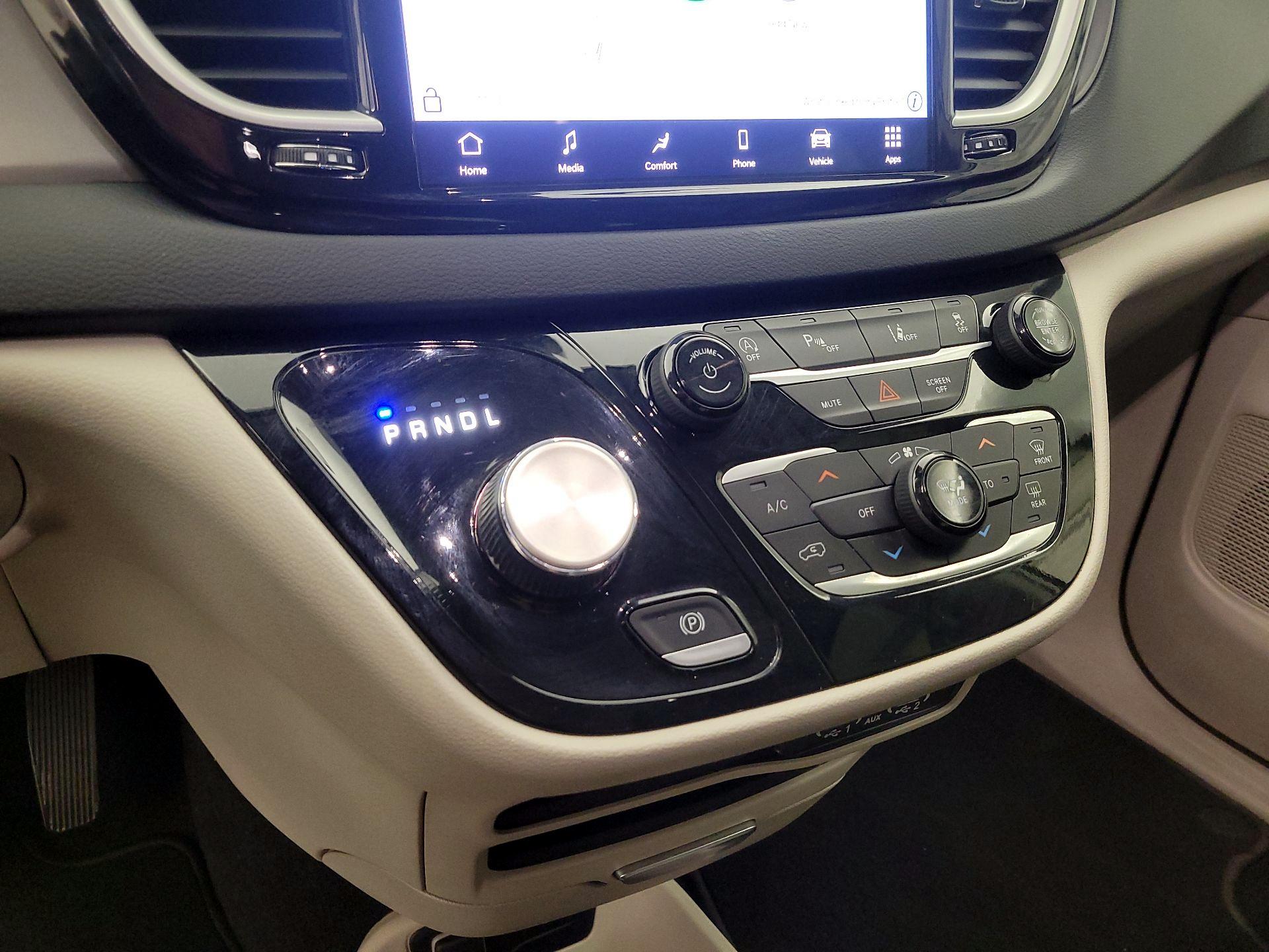 Thumbnail: 2023 Chrysler Pacifica - 17