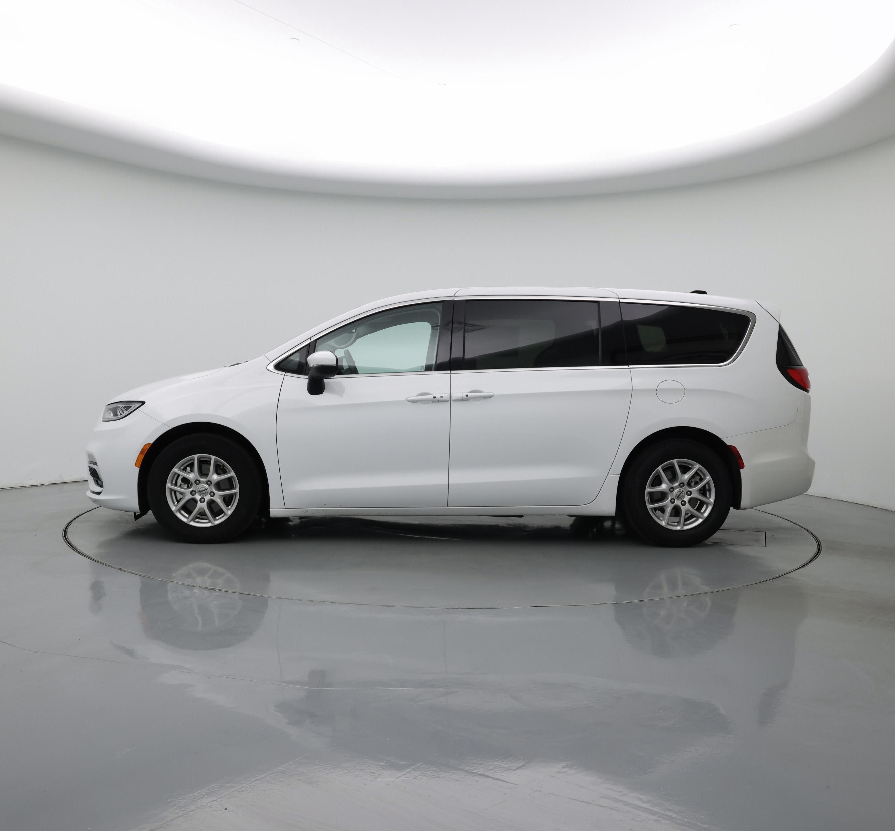 Thumbnail: 2023 Chrysler Pacifica - 3