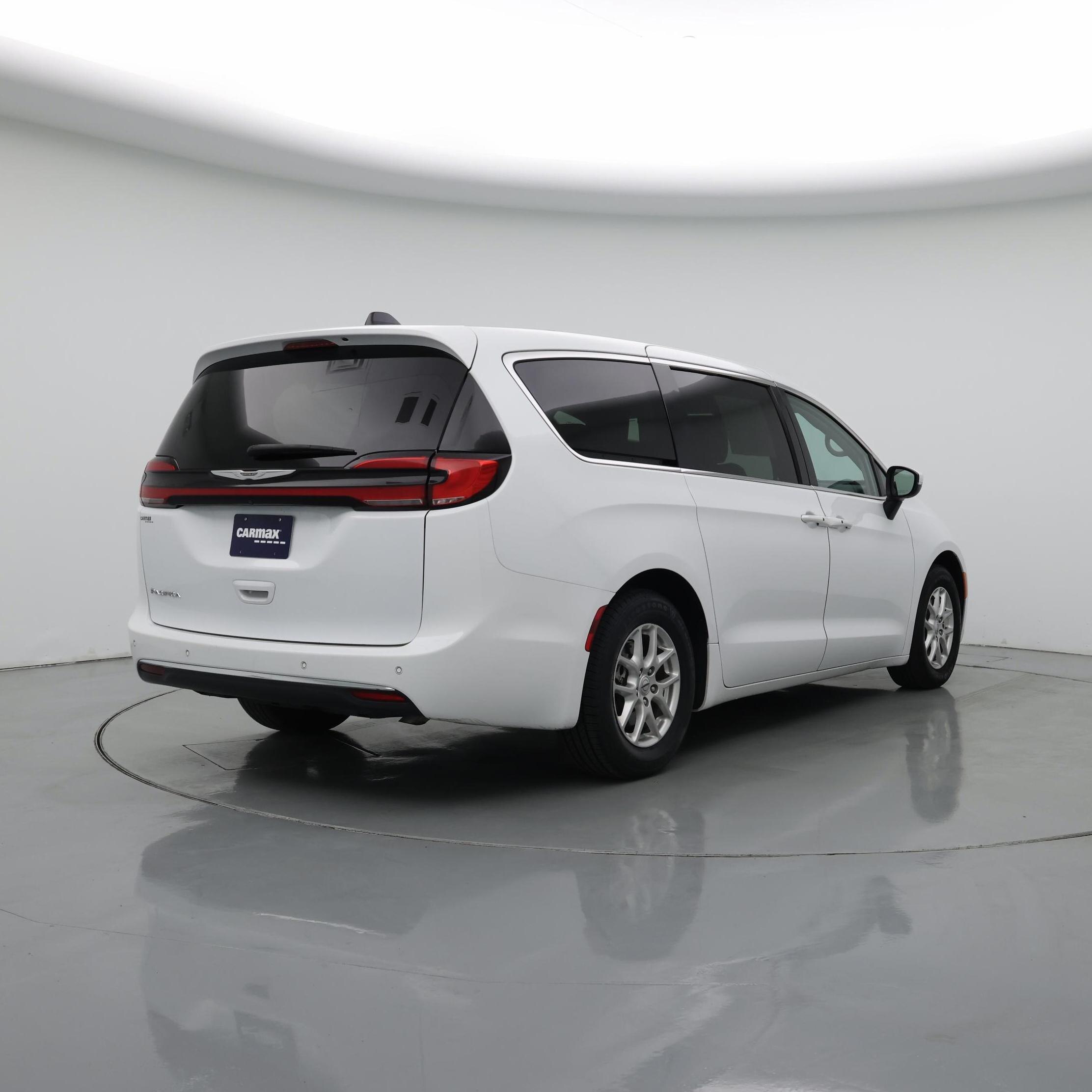 Thumbnail: 2023 Chrysler Pacifica - 8